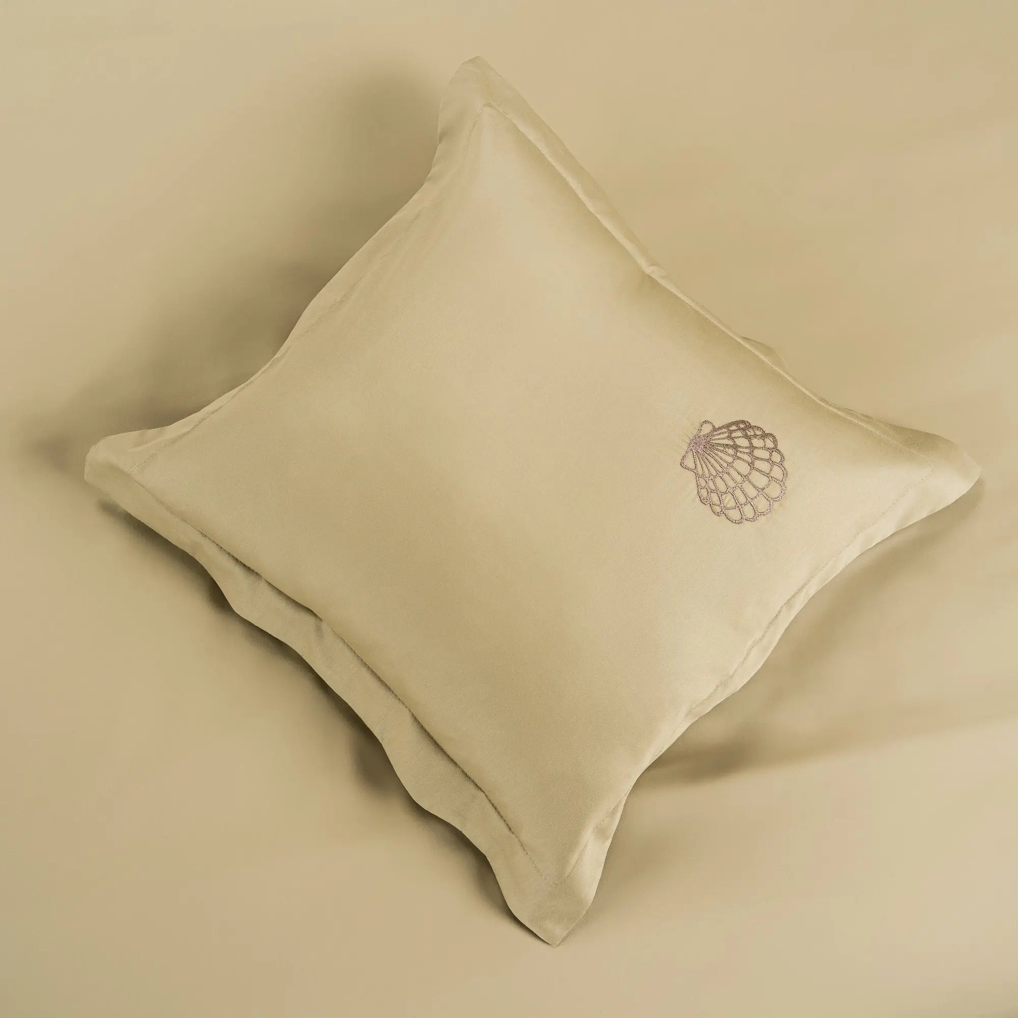 Lenjerie de pat 2 persoane Bej din bumbac satinat dens brodată cu motive marine(scoici), personalizabilă – SAND CASA CRYSTAL CasaCrystal