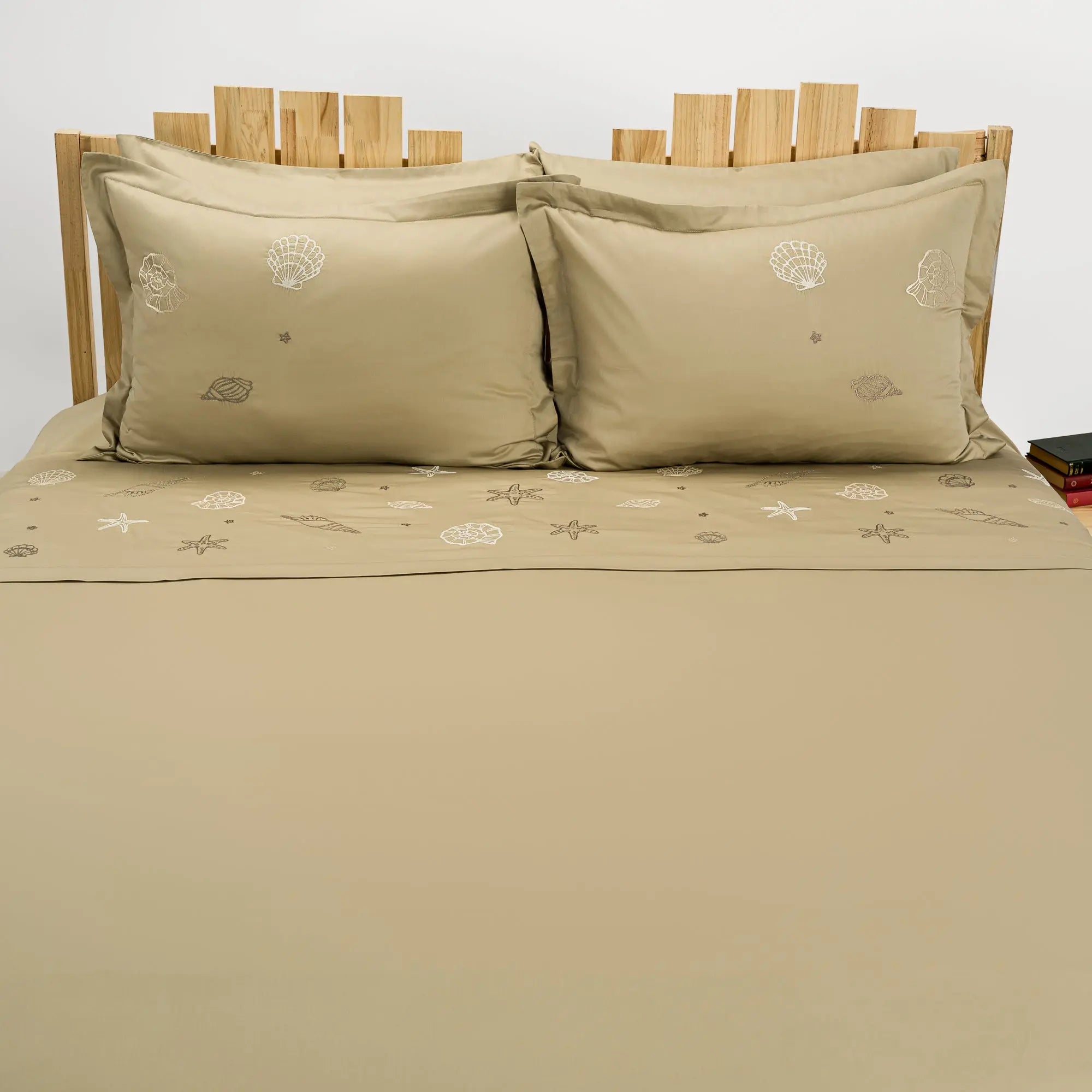 Lenjerie de pat 2 persoane Bej din bumbac satinat dens brodată cu motive marine(scoici), personalizabilă – SAND CASA CRYSTAL CasaCrystal