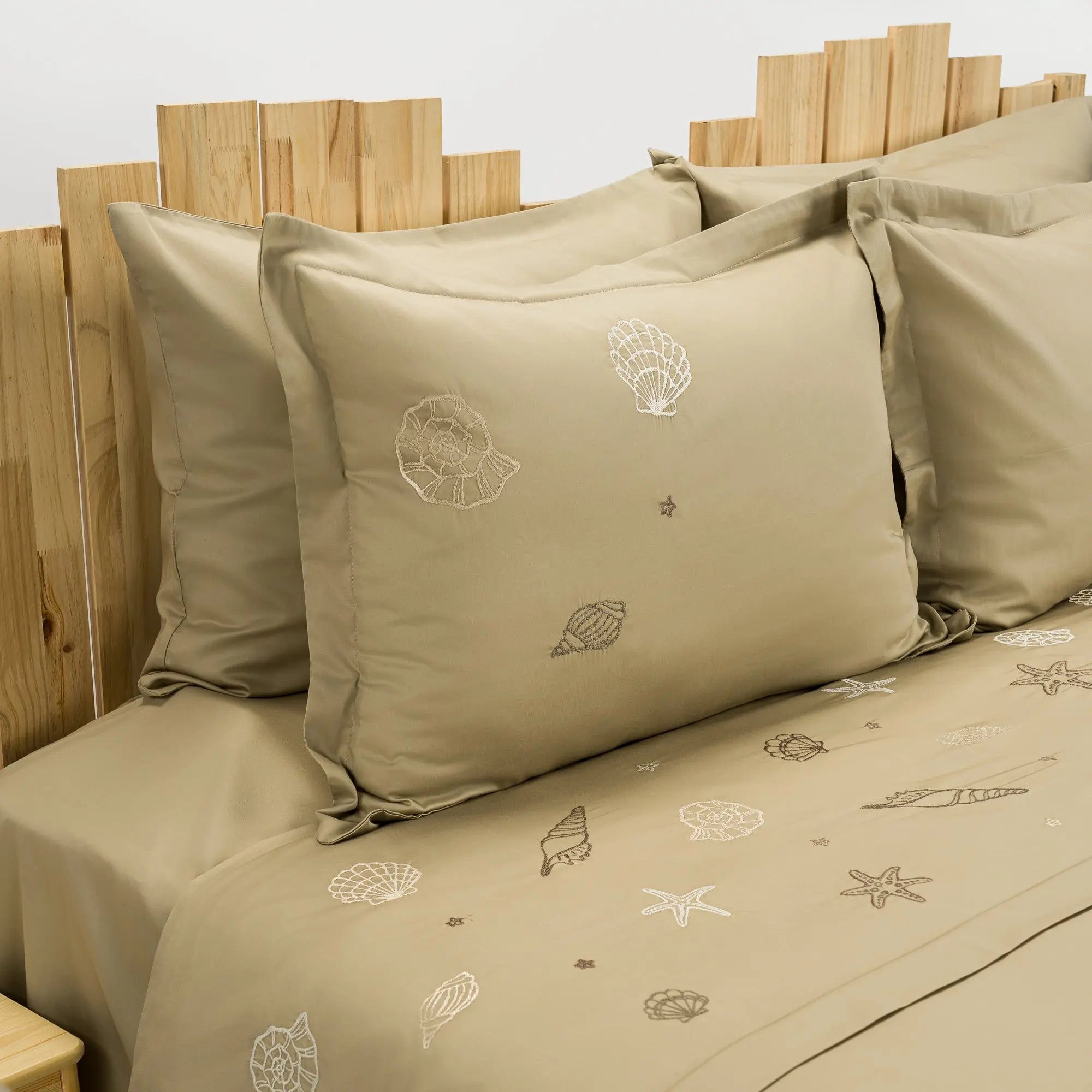 Lenjerie de pat 2 persoane Bej din bumbac satinat dens brodată cu motive marine(scoici), personalizabilă – SAND CASA CRYSTAL CasaCrystal