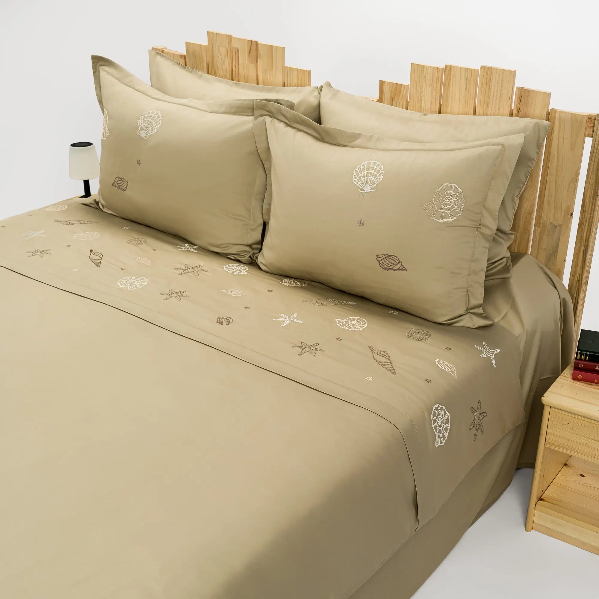 Lenjerie de pat 2 persoane Bej din bumbac satinat dens brodată cu motive marine(scoici), personalizabilă – SAND CASA CRYSTAL CasaCrystal