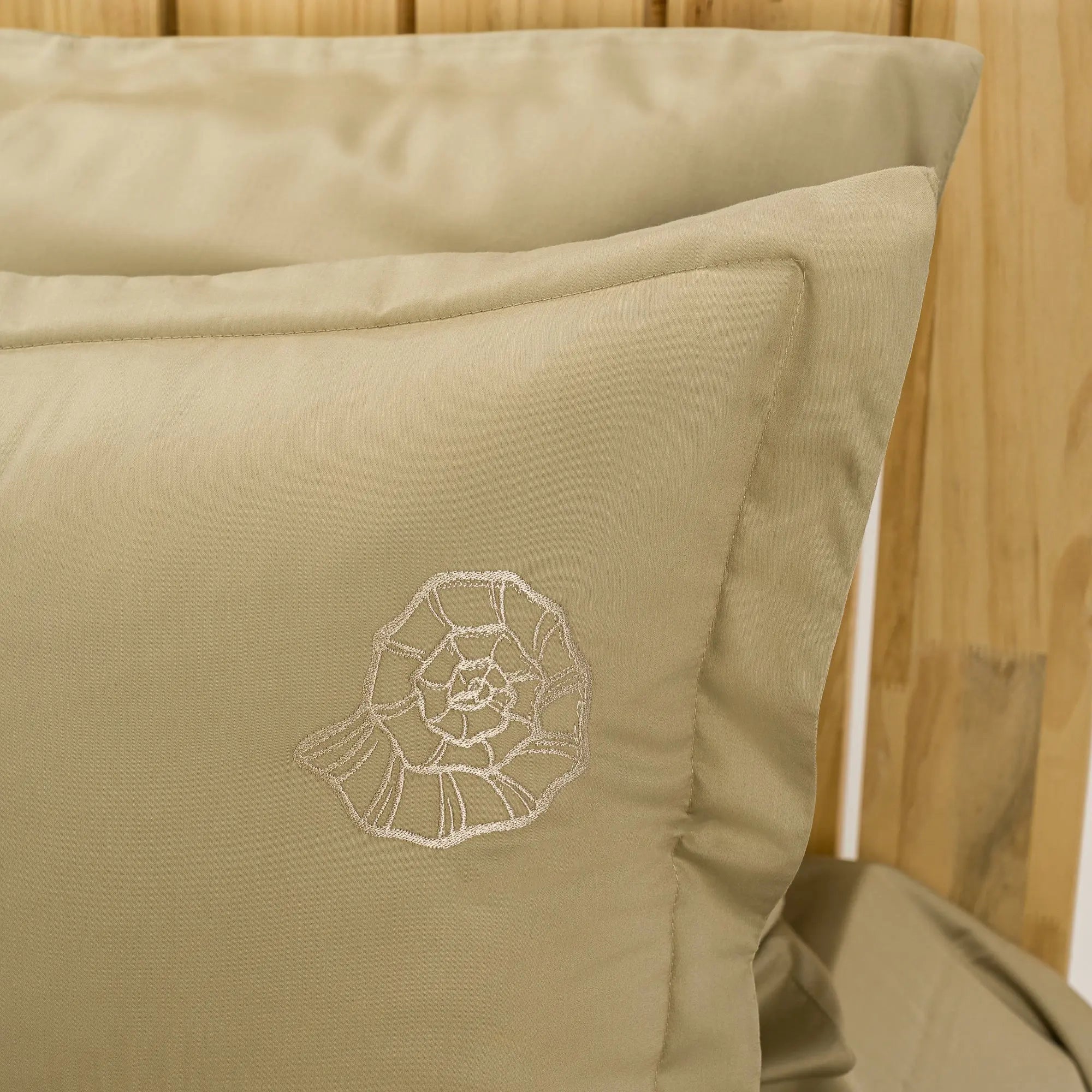 Lenjerie de pat 2 persoane Bej din bumbac satinat dens brodată cu motive marine(scoici), personalizabilă – SAND CASA CRYSTAL CasaCrystal