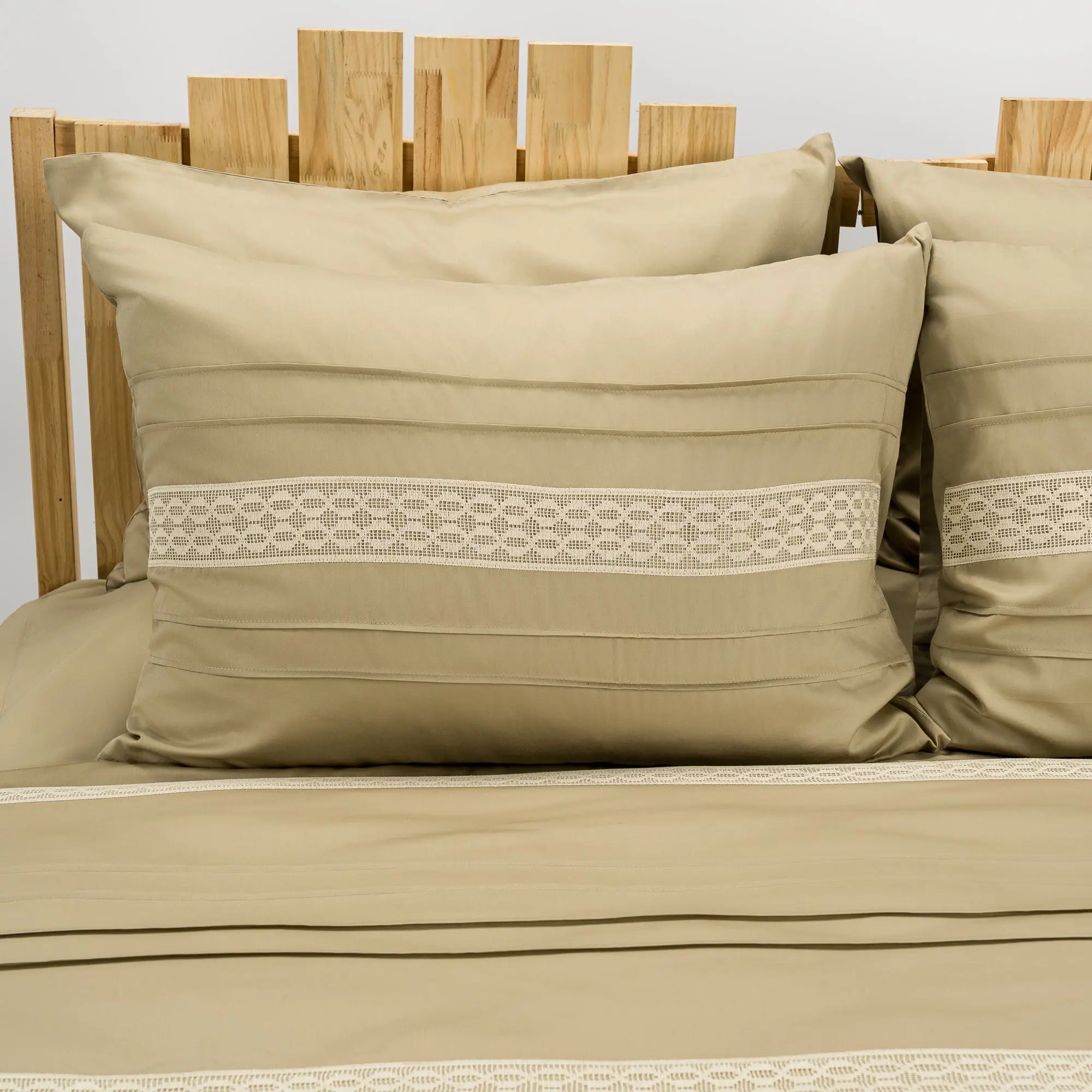 Lenjerie de pat 2 persoane Bej din bumbac satinat dens cu motive dantelă, personalizabilă – DANIELLE CASA CRYSTAL CasaCrystal