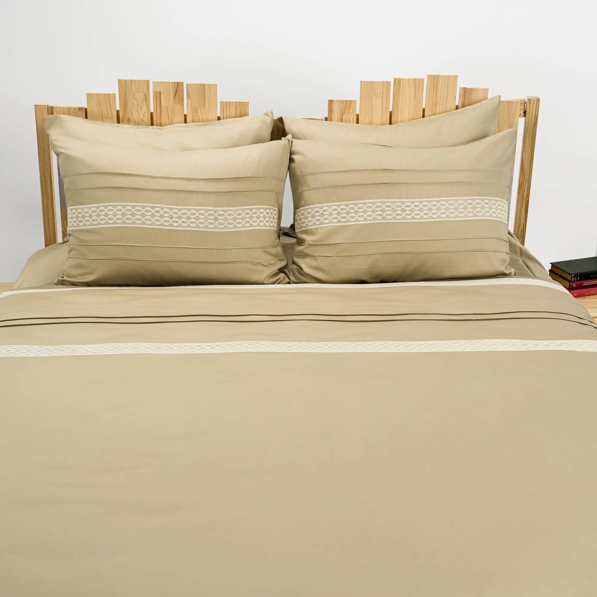 Lenjerie de pat 2 persoane Bej din bumbac satinat dens cu motive dantelă, personalizabilă – DANIELLE CASA CRYSTAL CasaCrystal