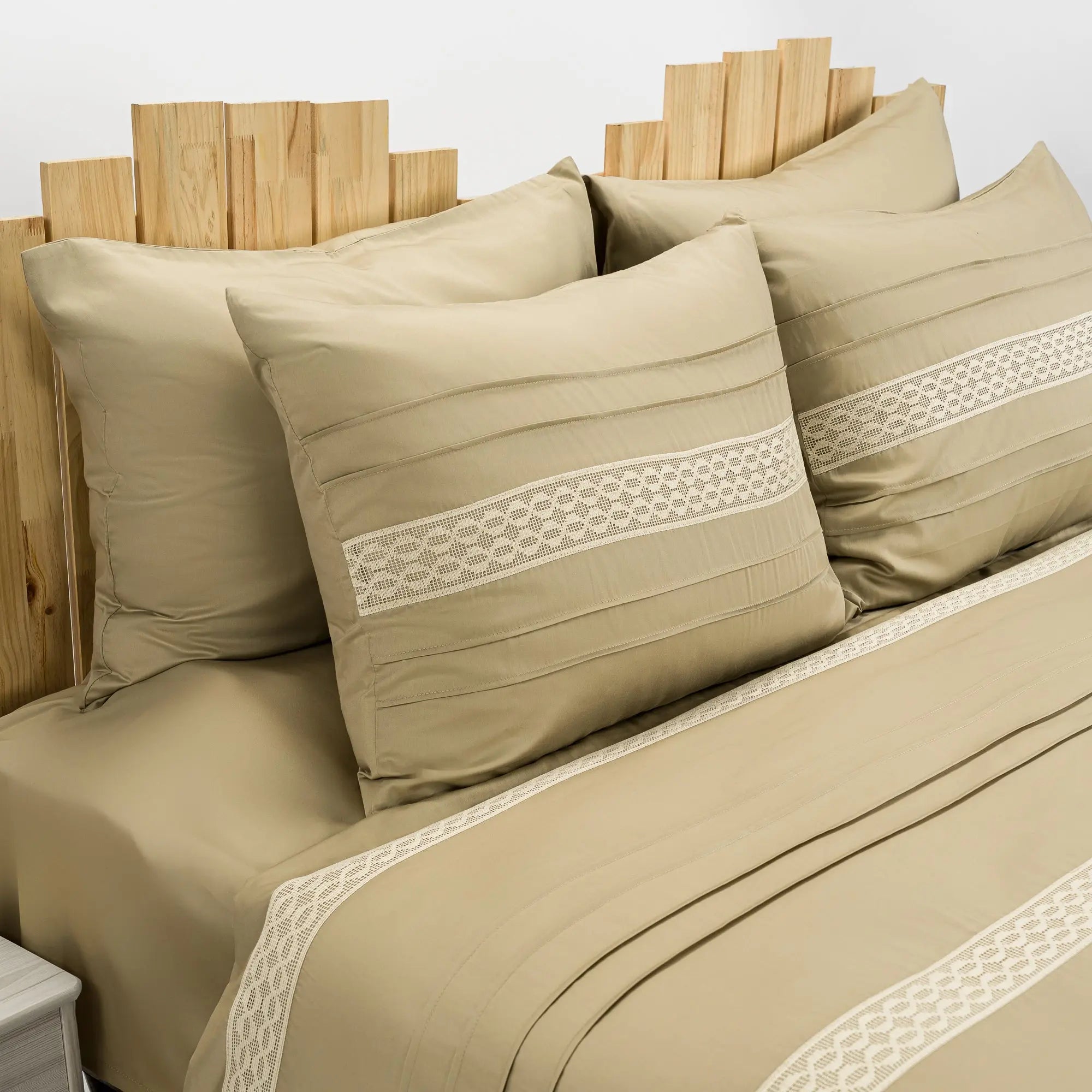 Lenjerie de pat 2 persoane Bej din bumbac satinat dens cu motive dantelă, personalizabilă – DANIELLE CASA CRYSTAL CasaCrystal