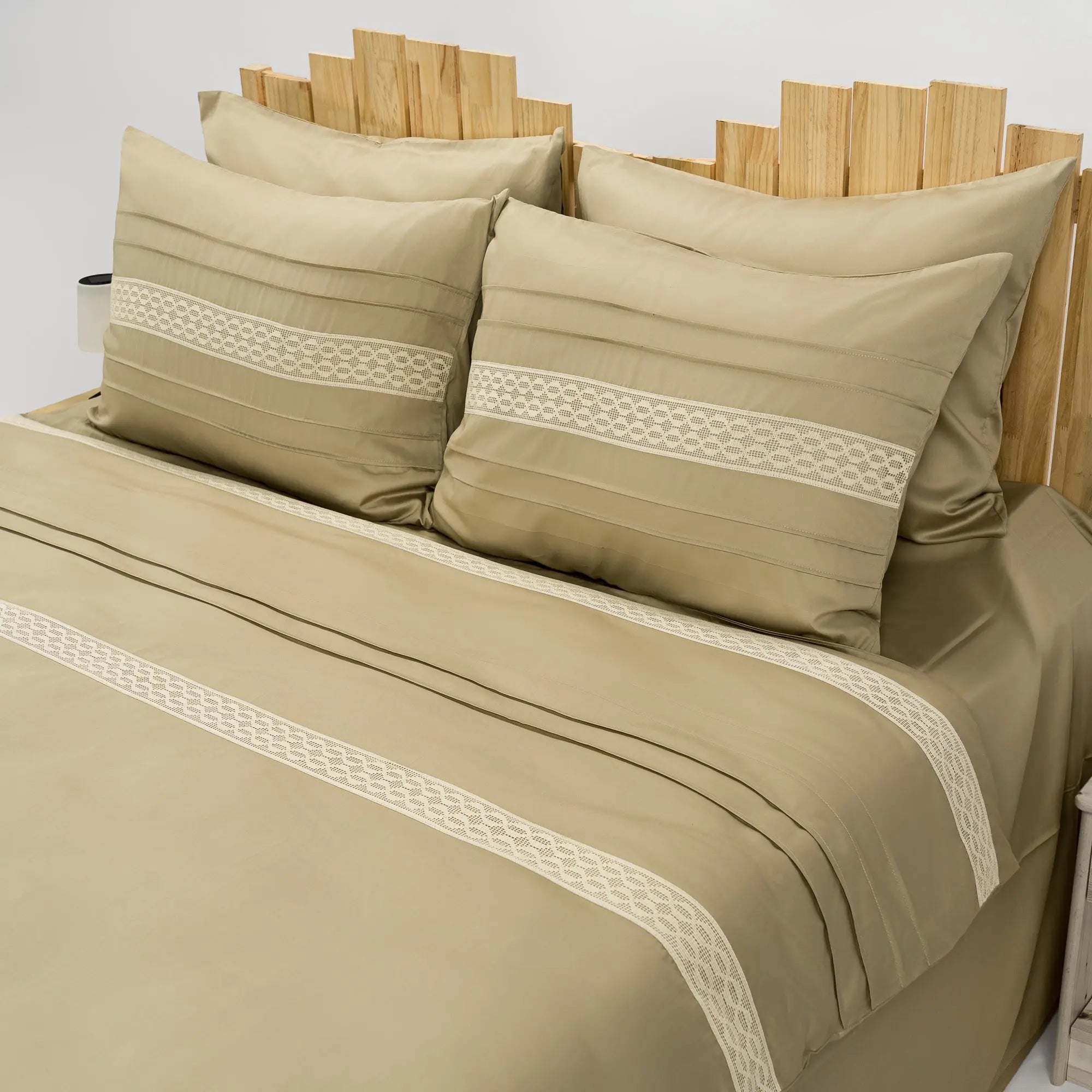 Lenjerie de pat 2 persoane Bej din bumbac satinat dens cu motive dantelă, personalizabilă – DANIELLE CASA CRYSTAL CasaCrystal