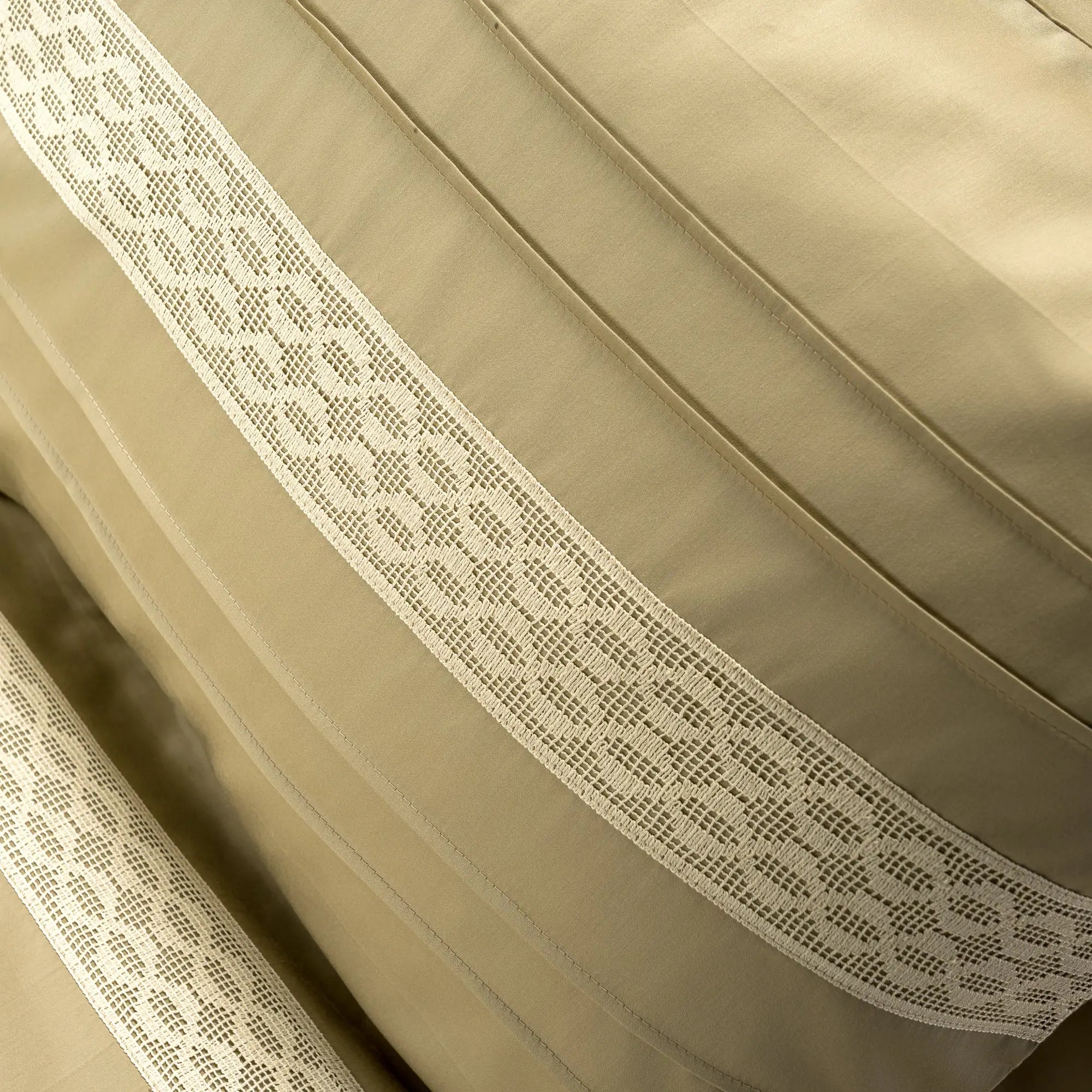 Lenjerie de pat 2 persoane Bej din bumbac satinat dens cu motive dantelă, personalizabilă – DANIELLE CASA CRYSTAL CasaCrystal