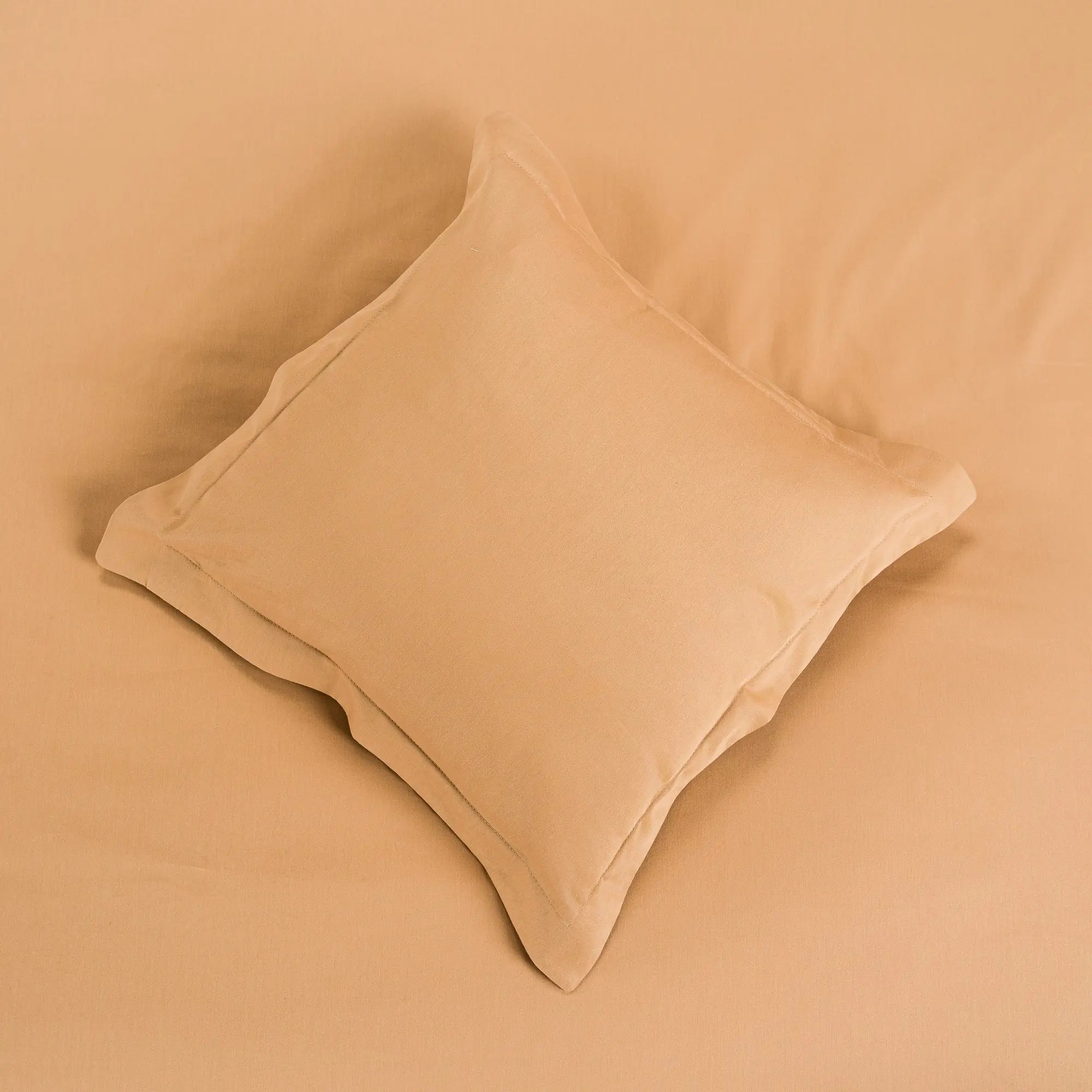 Lenjerie de pat 2 persoane Bej din bumbac satinat dens cu motive dantelă, personalizabilă – GOLDY CASA CRYSTAL CasaCrystal