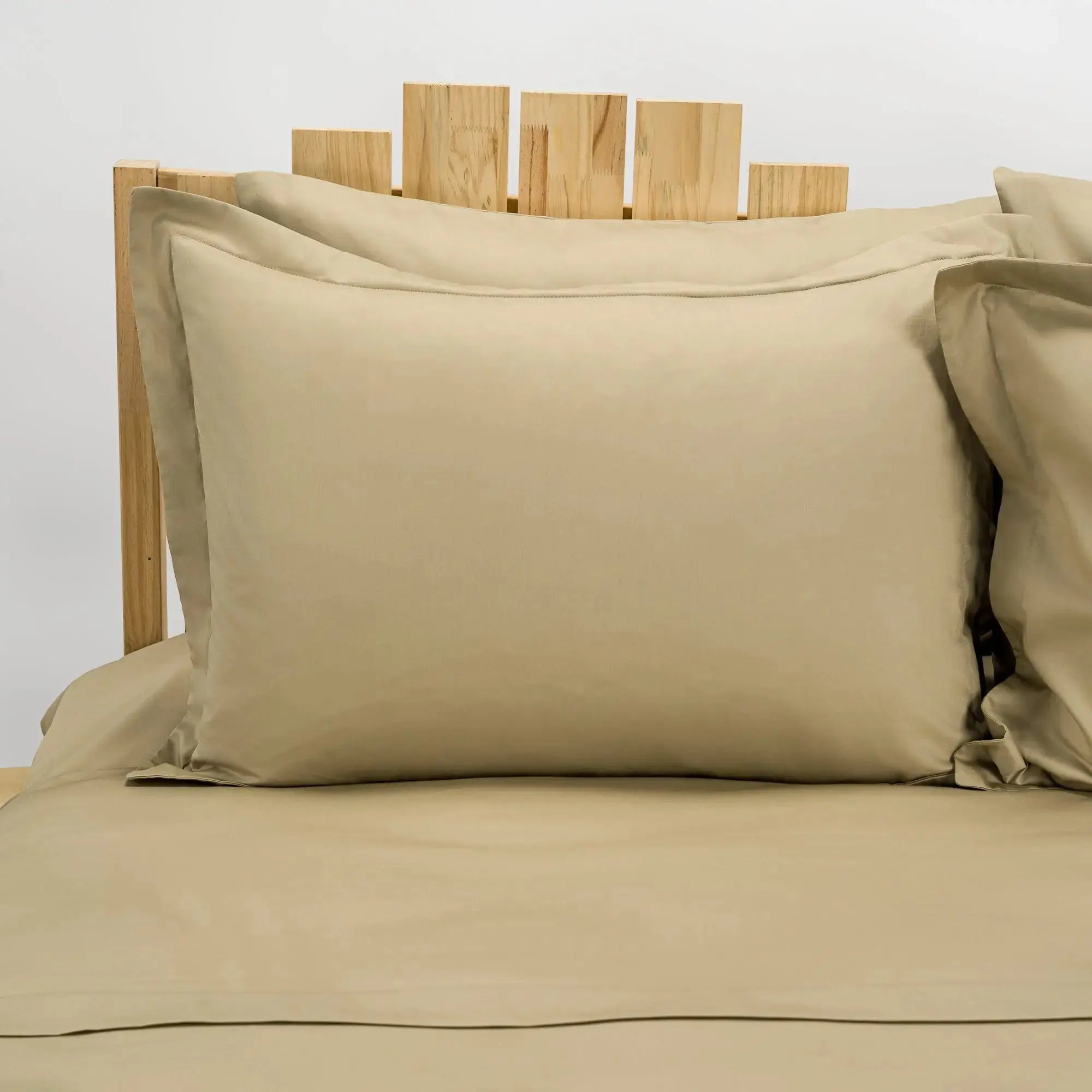 Lenjerie de pat 1 persoană Bej din bumbac satinat dens simplă, personalizabilă – SIMPLE BEIGE CasaCrystal CasaCrystal