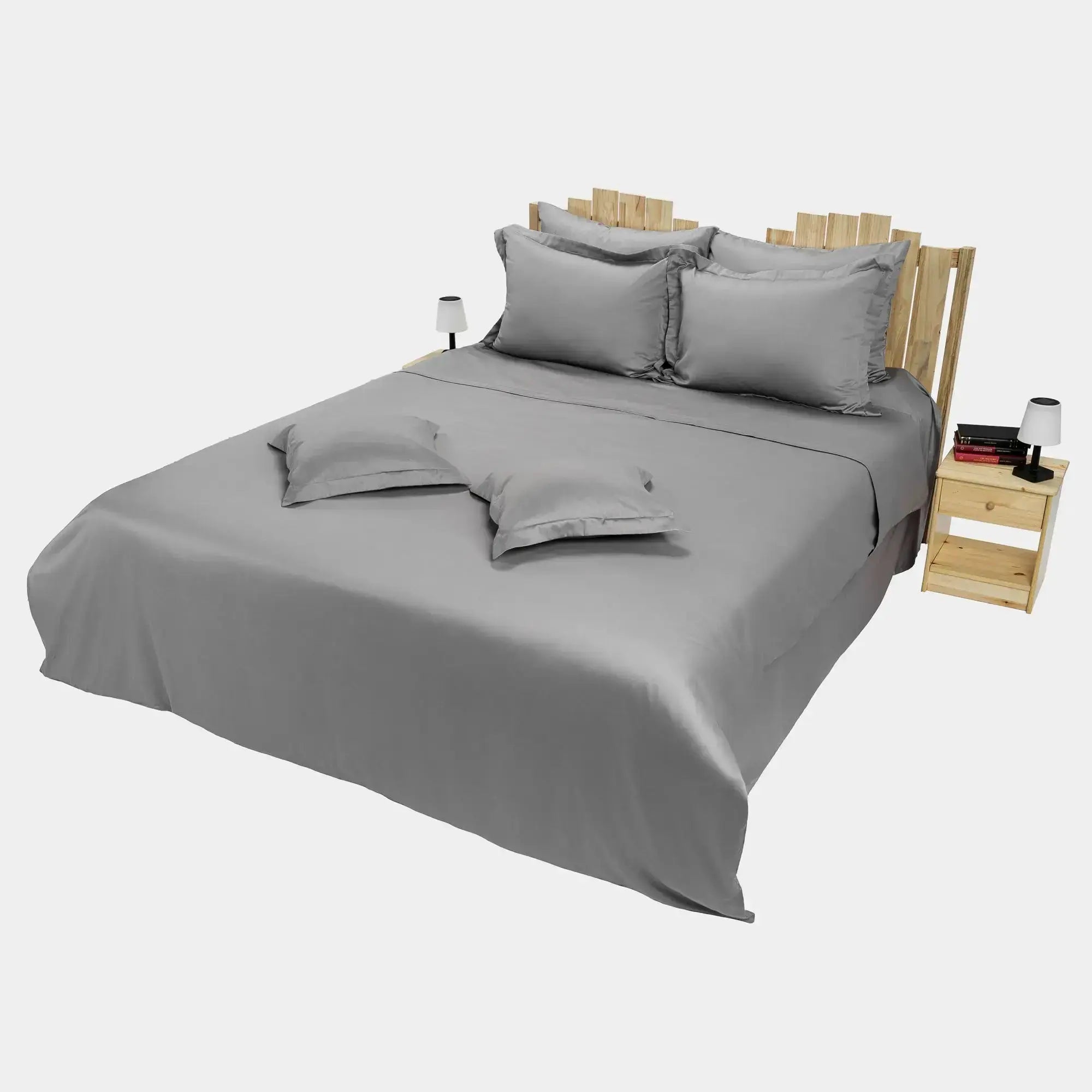 Lenjerie de pat Simple Grey prezentată pe pat dublu, material bumbac natural satinat Casa Crystal