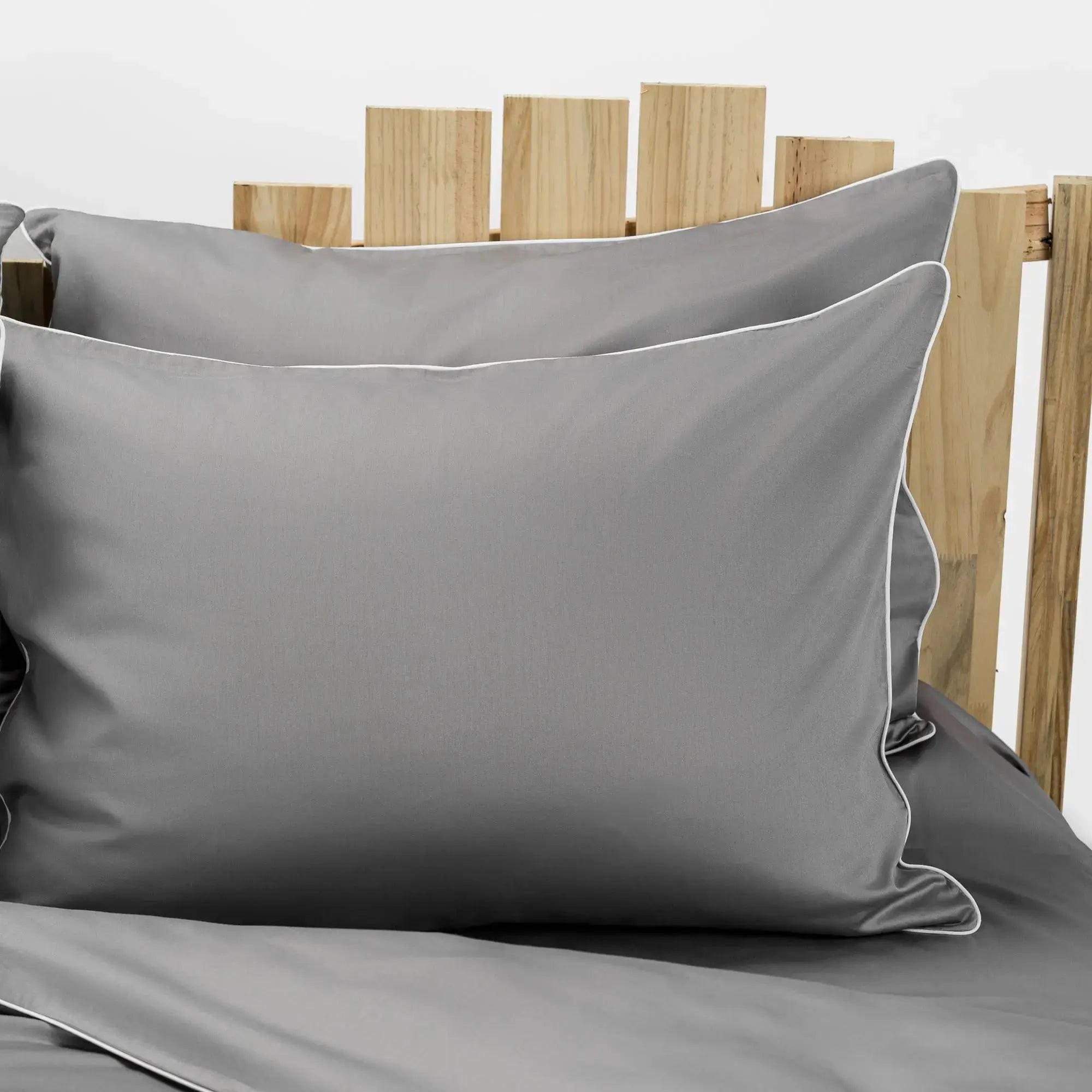 Lenjerie de pat 1 persoană Gri din bumbac satinat dens simplă, personalizabilă – ELEGANT GREY CASA CRYSTAL CasaCrystal