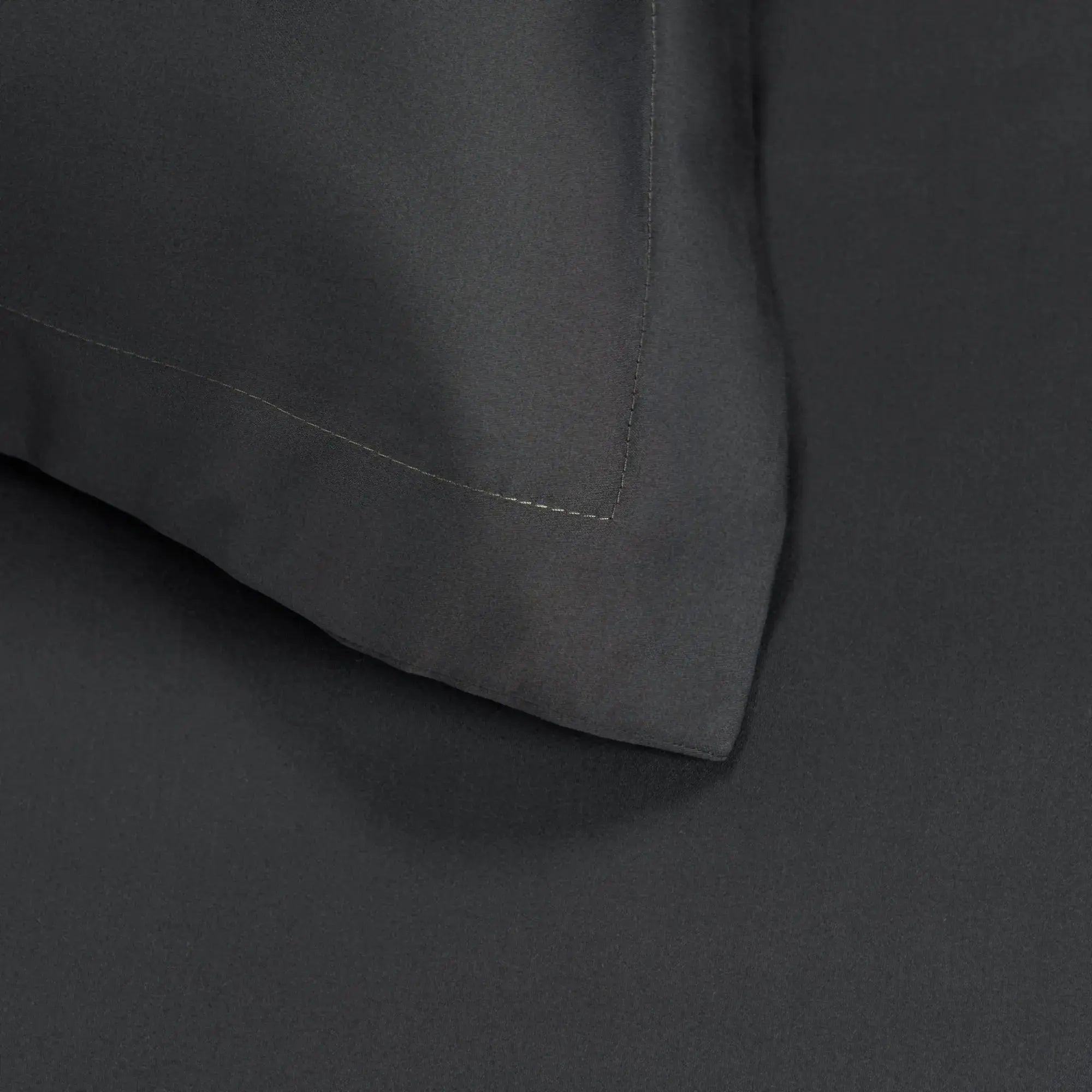 Lenjerie de pat 1 persoană Gri din bumbac satinat dens simplă, personalizabilă – SIMPLE ANTRACIT CRISTAL CONSTRUCT SRL CasaCrystal