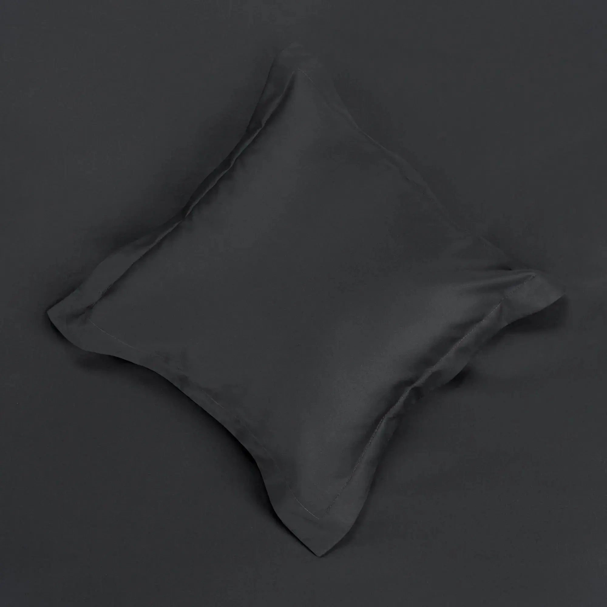 Lenjerie de pat 1 persoană Gri din bumbac satinat dens simplă, personalizabilă – SIMPLE ANTRACIT CRISTAL CONSTRUCT SRL CasaCrystal