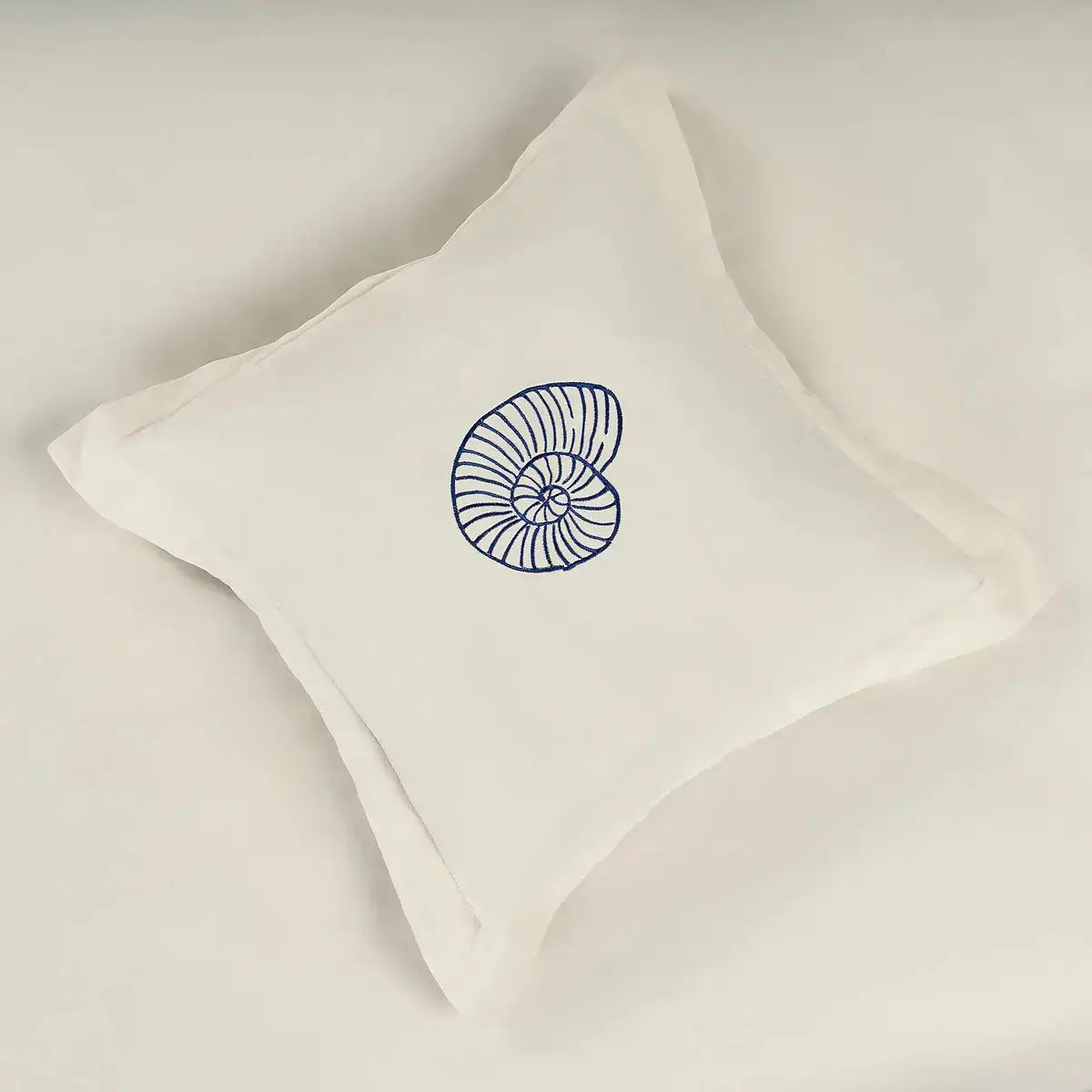 Detaliu Fețe de pernă și cearceaf Shells din bumbac natural – design maritim elegant