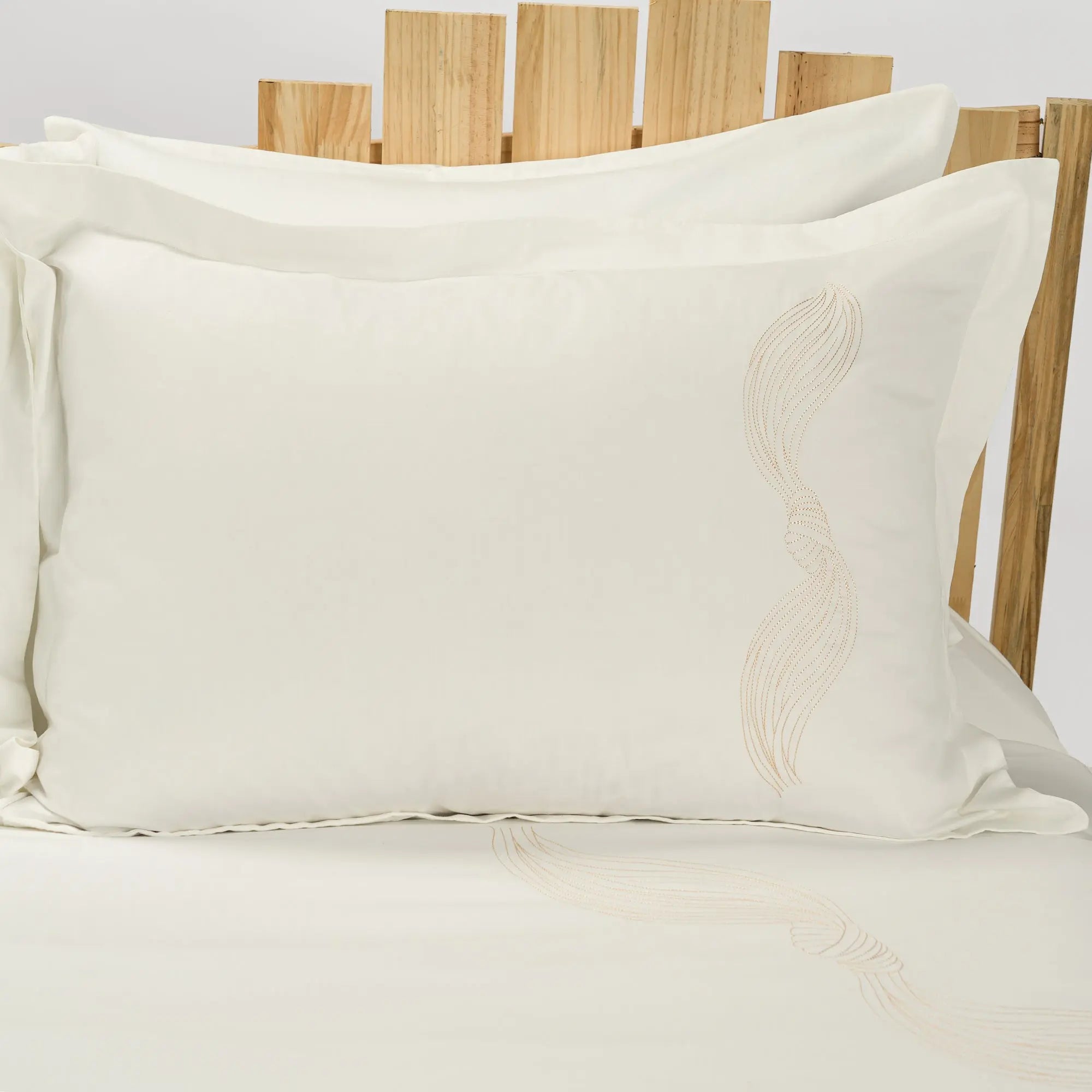 Lenjerie de pat 2 persoane Ivoar din bumbac satinat dens brodată cu motive textil, personalizabilă – DRAPE CASA CRYSTAL CasaCrystal