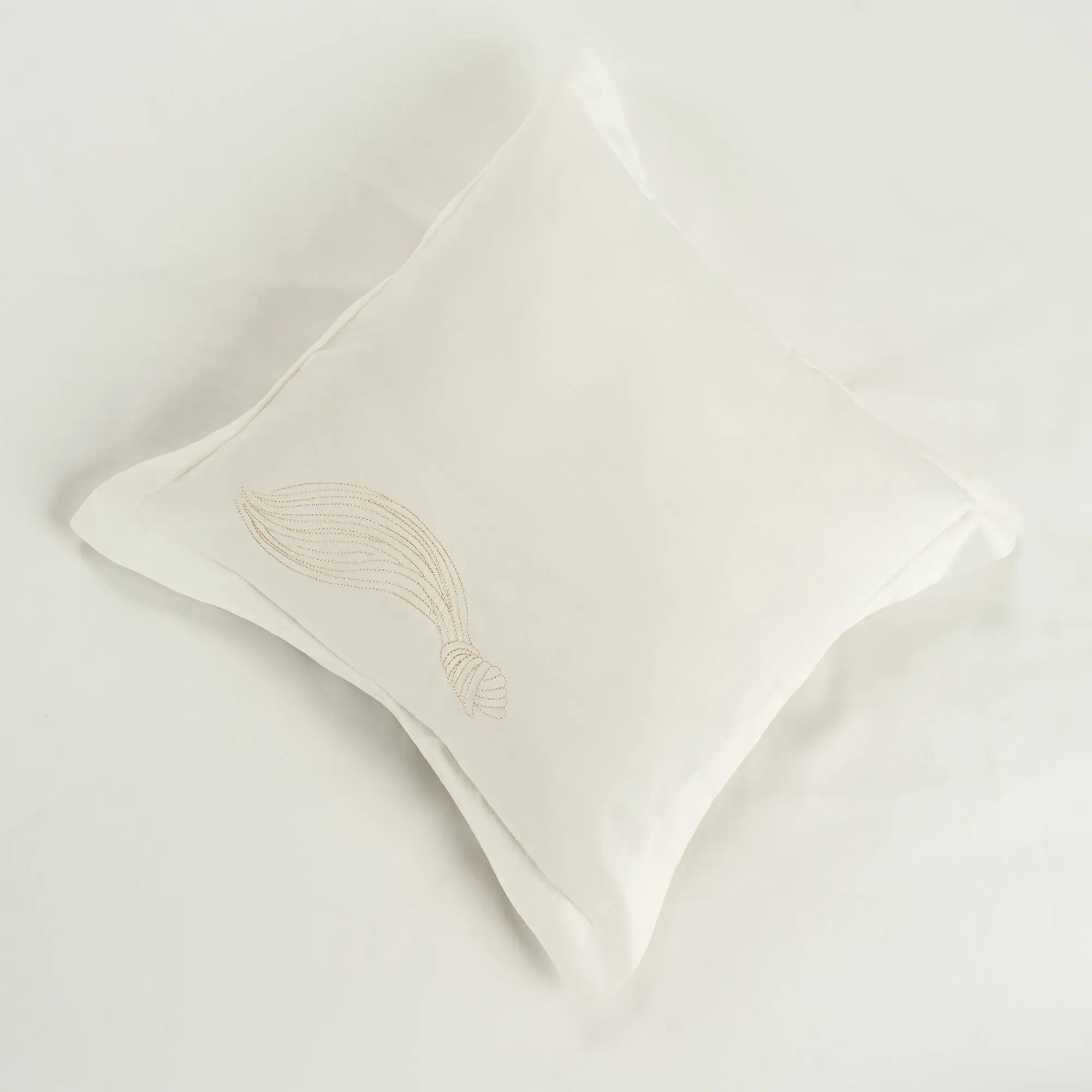 Lenjerie de pat 2 persoane Ivoar din bumbac satinat dens brodată cu motive textil, personalizabilă – DRAPE CASA CRYSTAL CasaCrystal