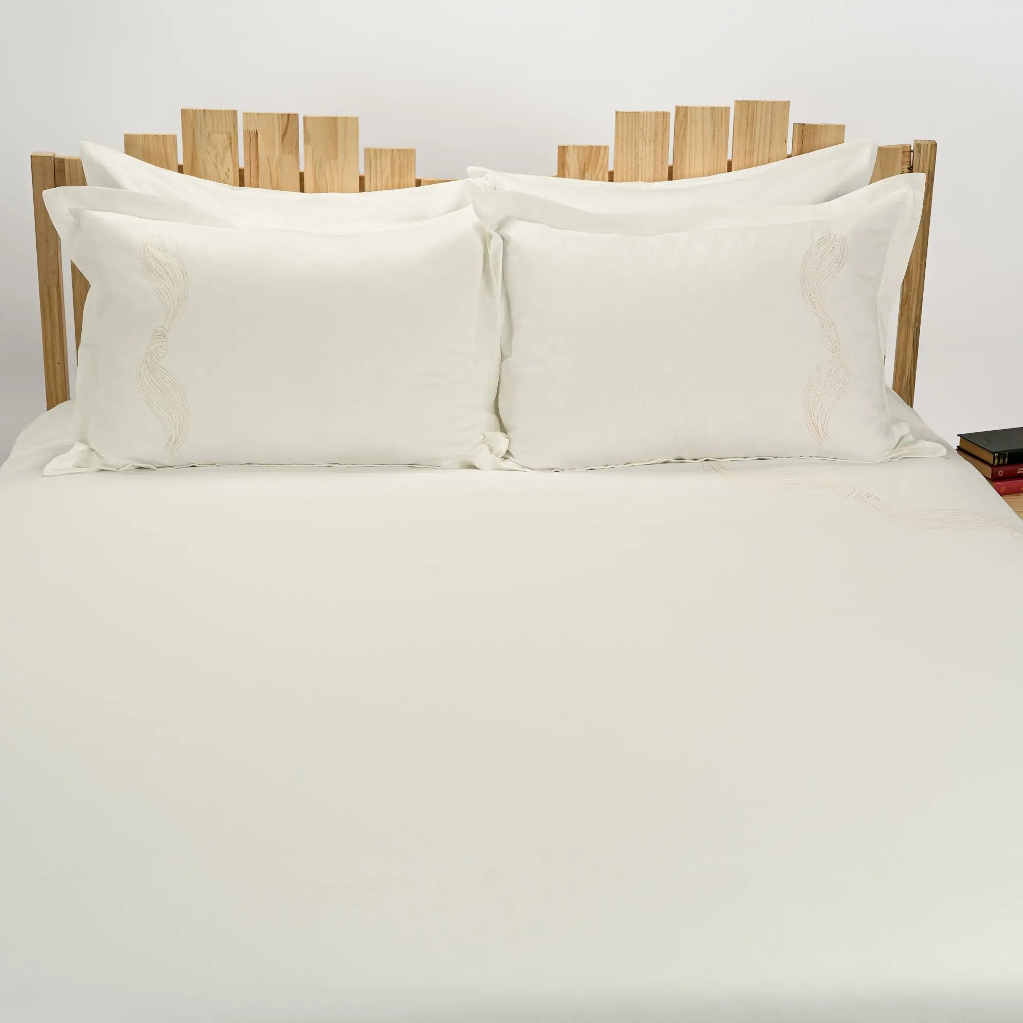 Lenjerie de pat 2 persoane Ivoar din bumbac satinat dens brodată cu motive textil, personalizabilă – DRAPE CASA CRYSTAL CasaCrystal