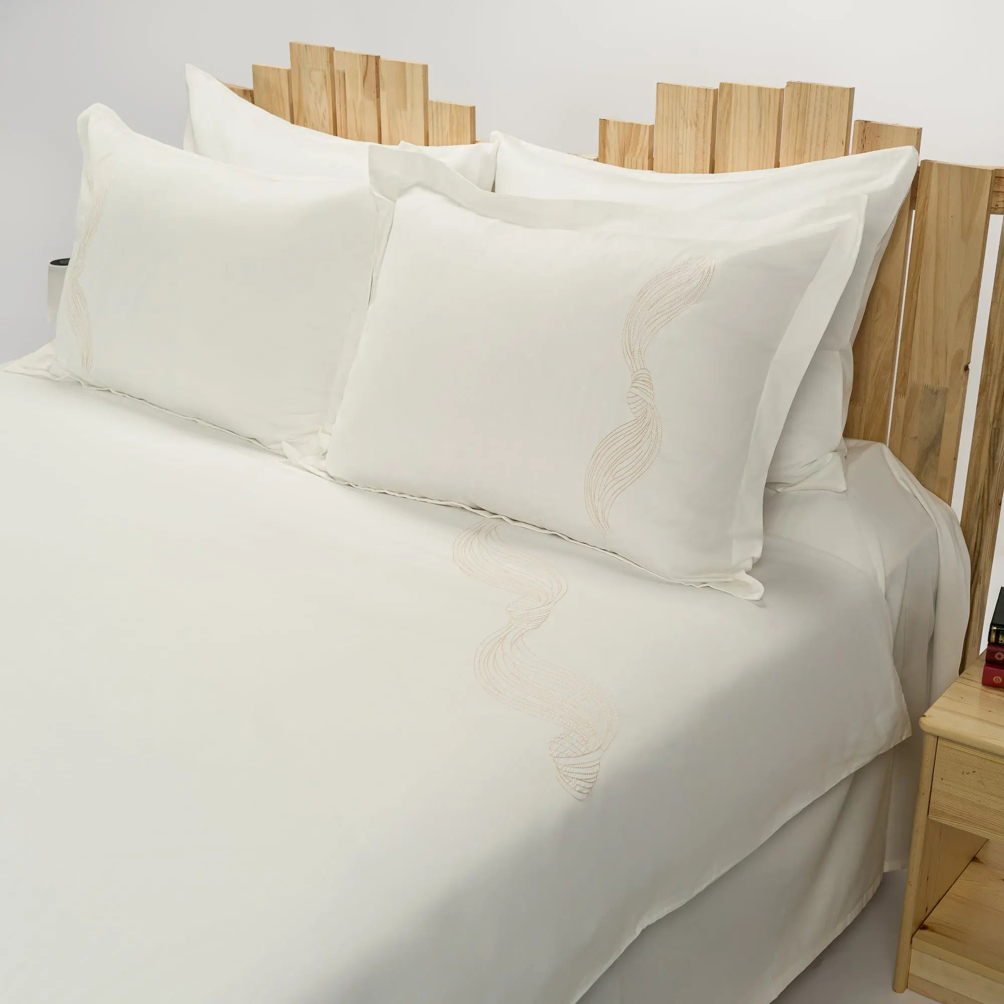 Lenjerie de pat 2 persoane Ivoar din bumbac satinat dens brodată cu motive textil, personalizabilă – DRAPE CASA CRYSTAL CasaCrystal