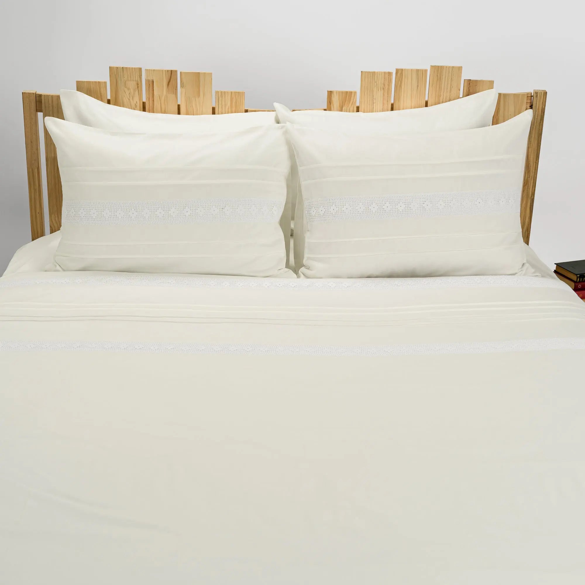 Lenjerie de pat 2 persoane Ivoar din bumbac satinat dens cu motive dantelă, personalizabilă – Denise CASA CRYSTAL CasaCrystal