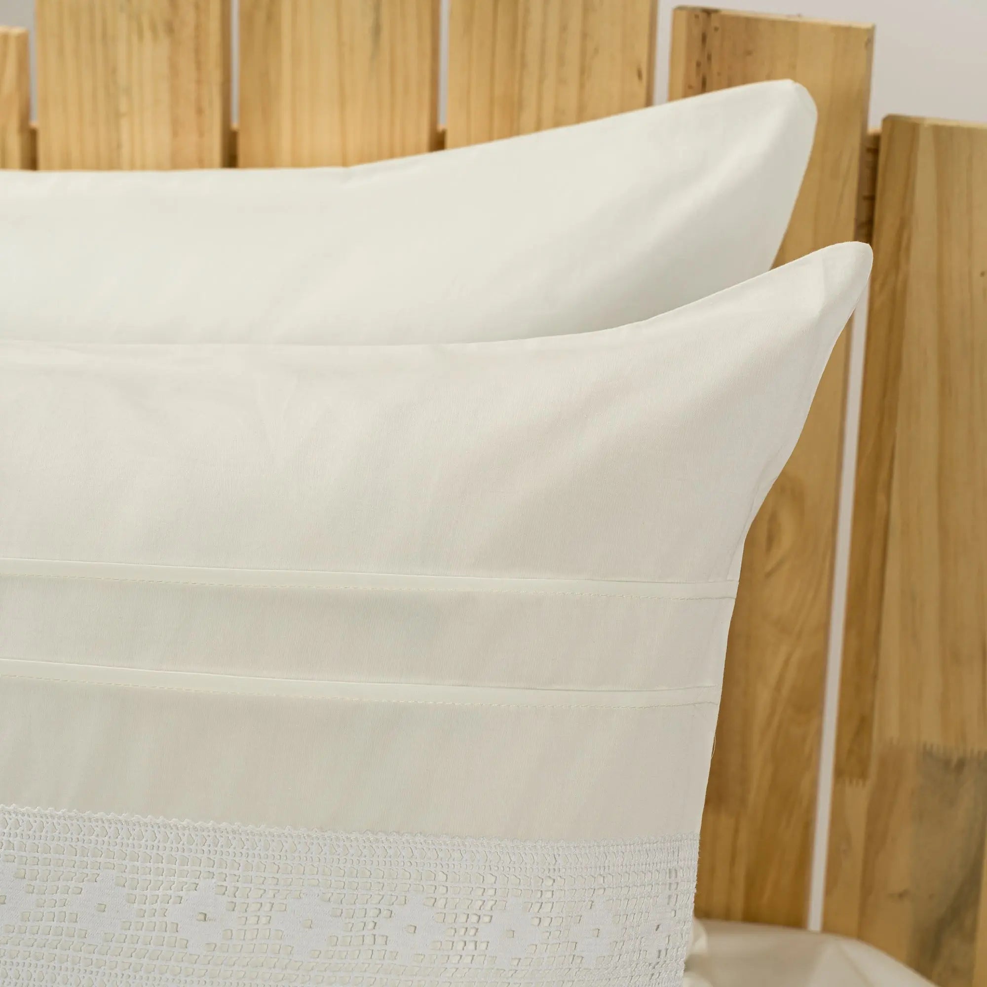 Lenjerie de pat 2 persoane Ivoar din bumbac satinat dens cu motive dantelă, personalizabilă – Denise CASA CRYSTAL CasaCrystal