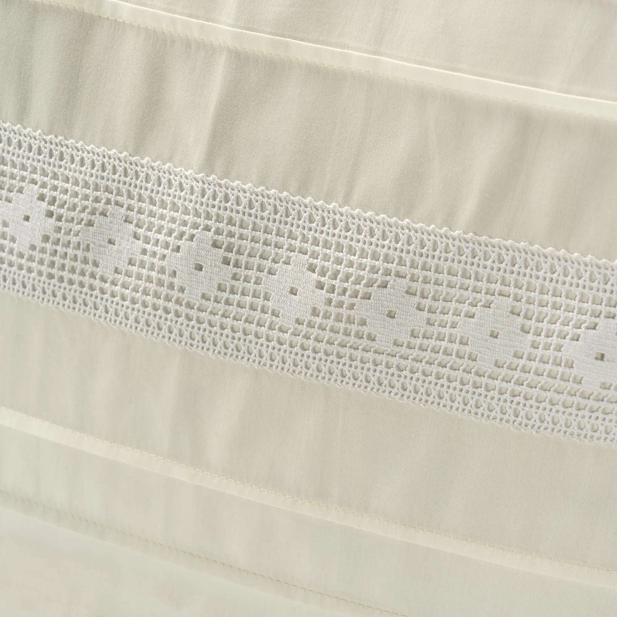 Lenjerie de pat 2 persoane Ivoar din bumbac satinat dens cu motive dantelă, personalizabilă – Denise CASA CRYSTAL CasaCrystal