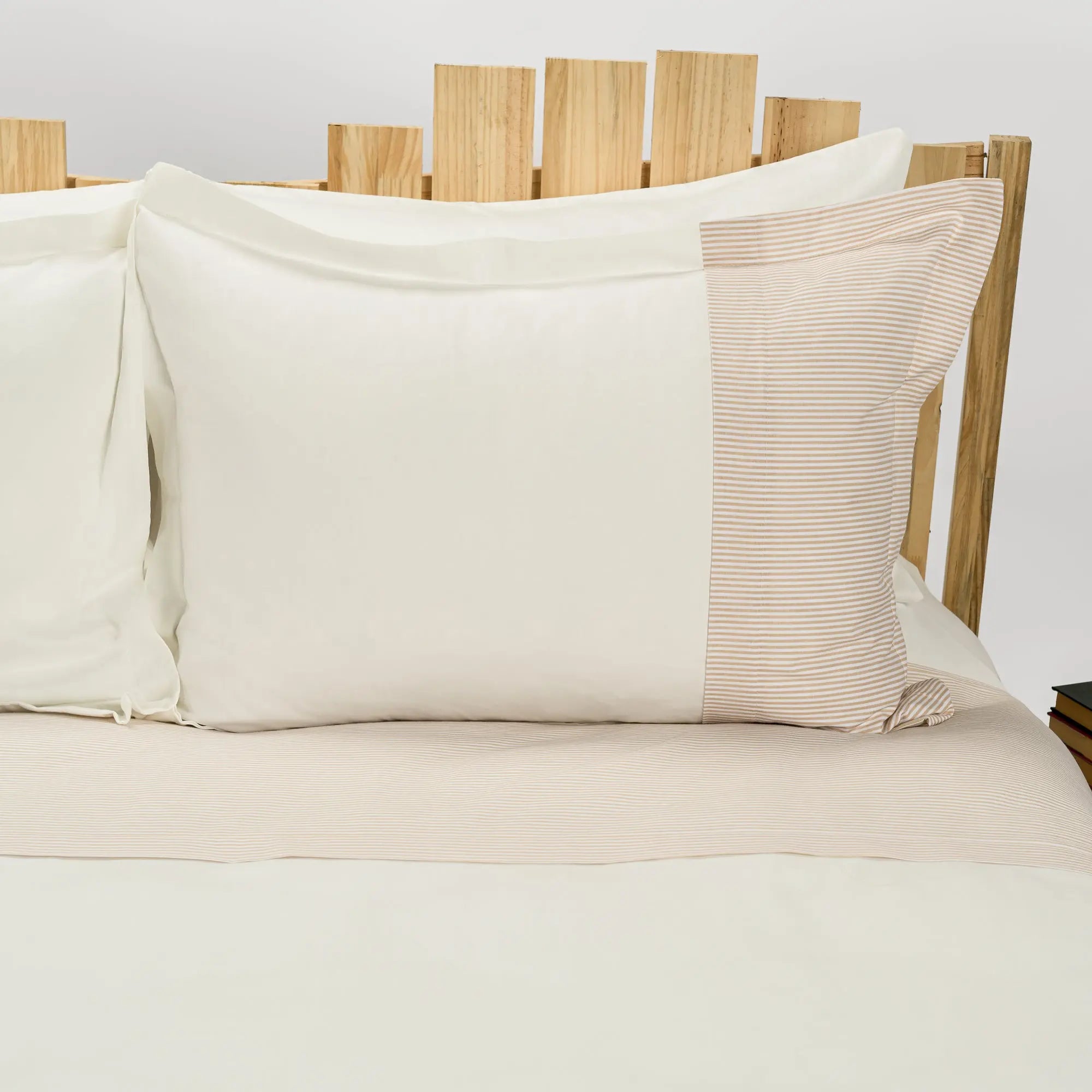 Lenjerie de pat 2 persoane Ivoar din bumbac satinat dens cu motive dungi, personalizabilă – SUNBED CASA CRYSTAL CasaCrystal