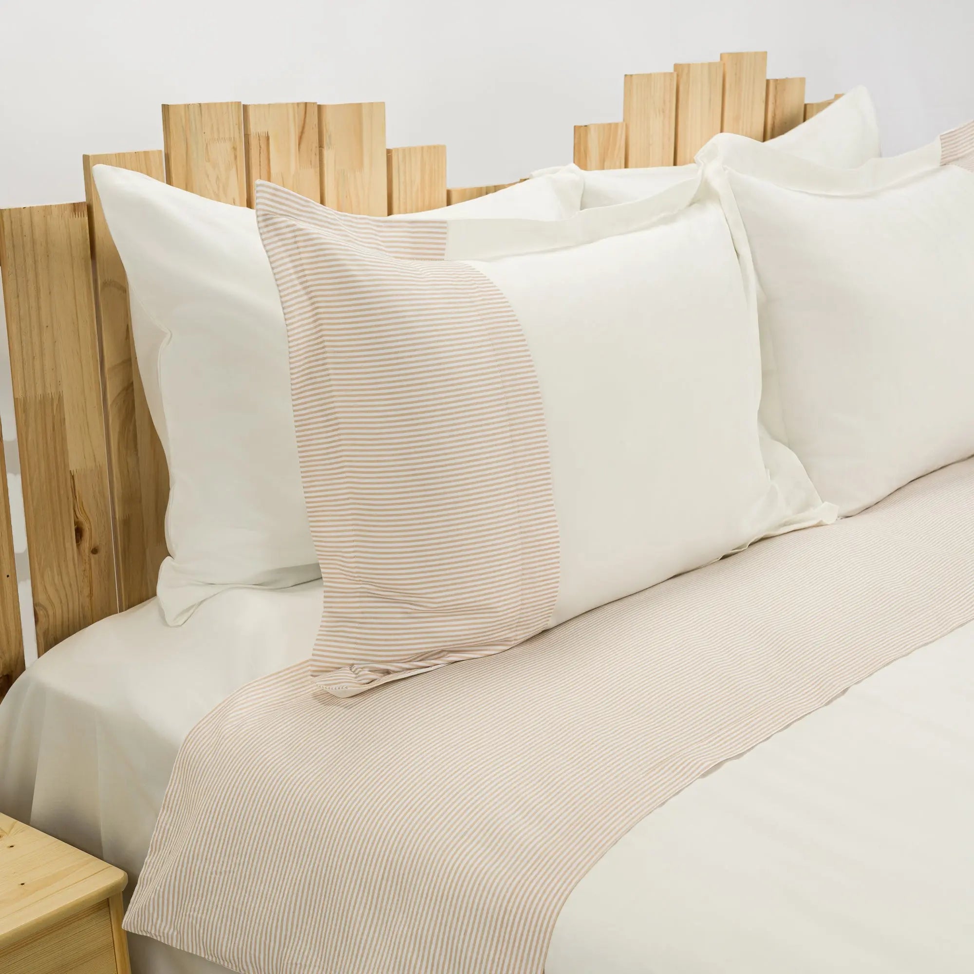 Lenjerie de pat 2 persoane Ivoar din bumbac satinat dens cu motive dungi, personalizabilă – SUNBED CASA CRYSTAL CasaCrystal