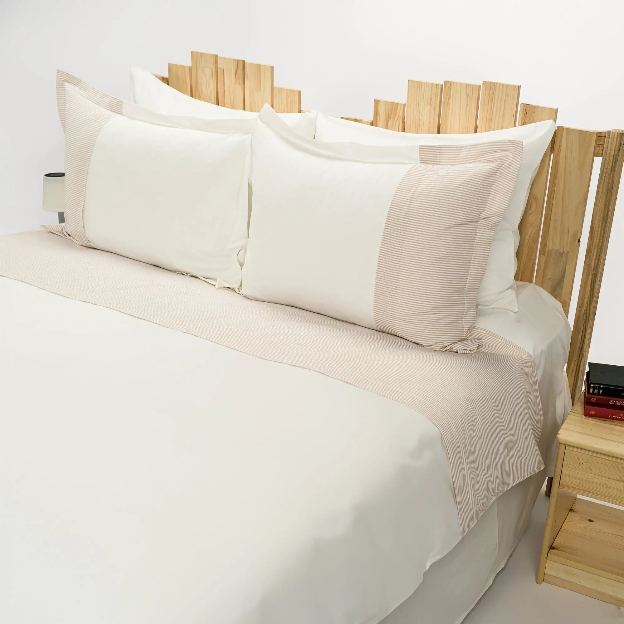 Lenjerie de pat 2 persoane Ivoar din bumbac satinat dens cu motive dungi, personalizabilă – SUNBED CASA CRYSTAL CasaCrystal