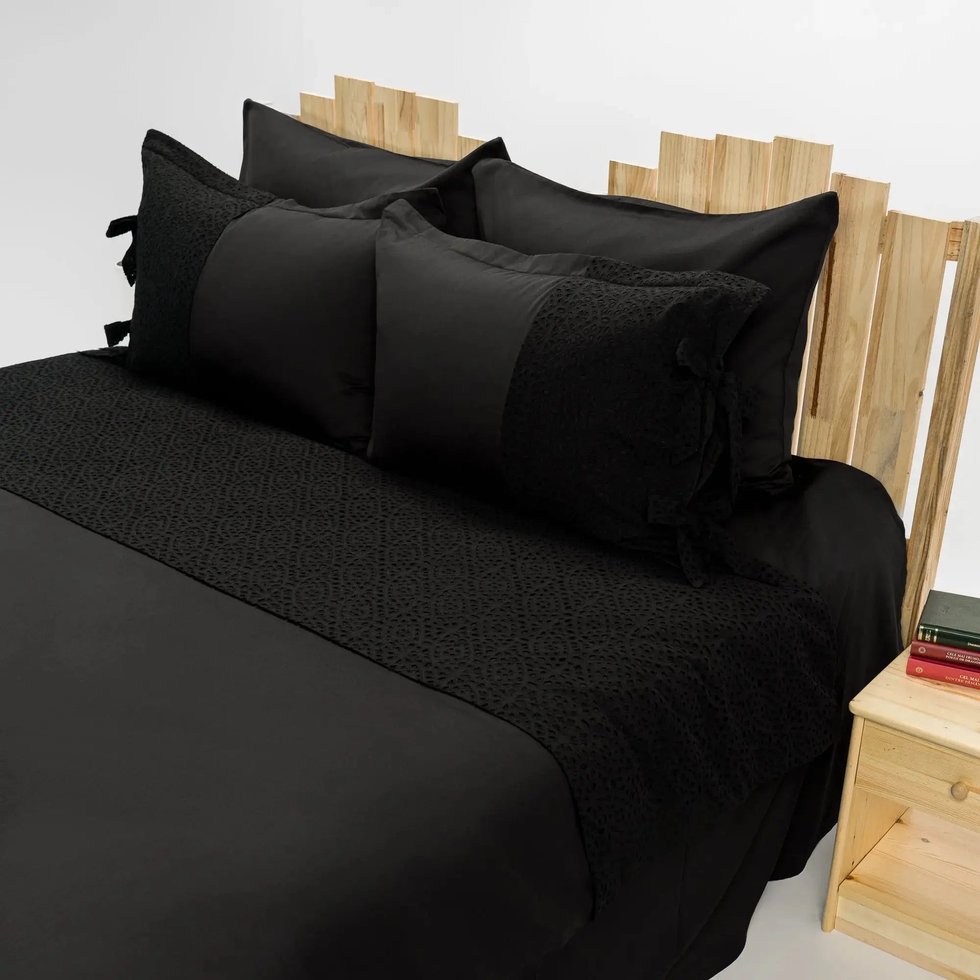 Lenjerie de pat 1 persoană Neagră din bumbac satinat dens și dantelă, personalizabilă – MALEFICENT CasaCrystal CasaCrystal