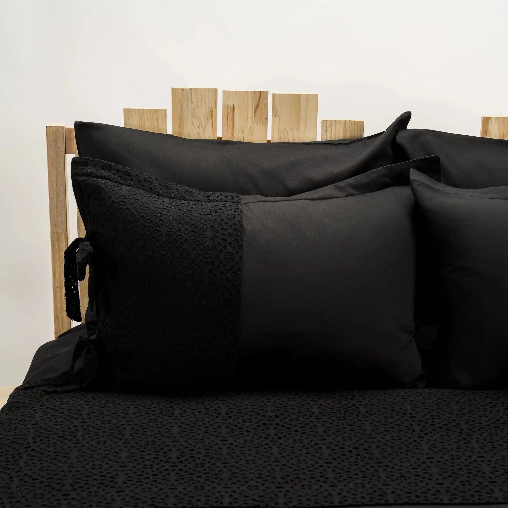 Lenjerie de pat 1 persoană Neagră din bumbac satinat dens și dantelă, personalizabilă – MALEFICENT CasaCrystal CasaCrystal