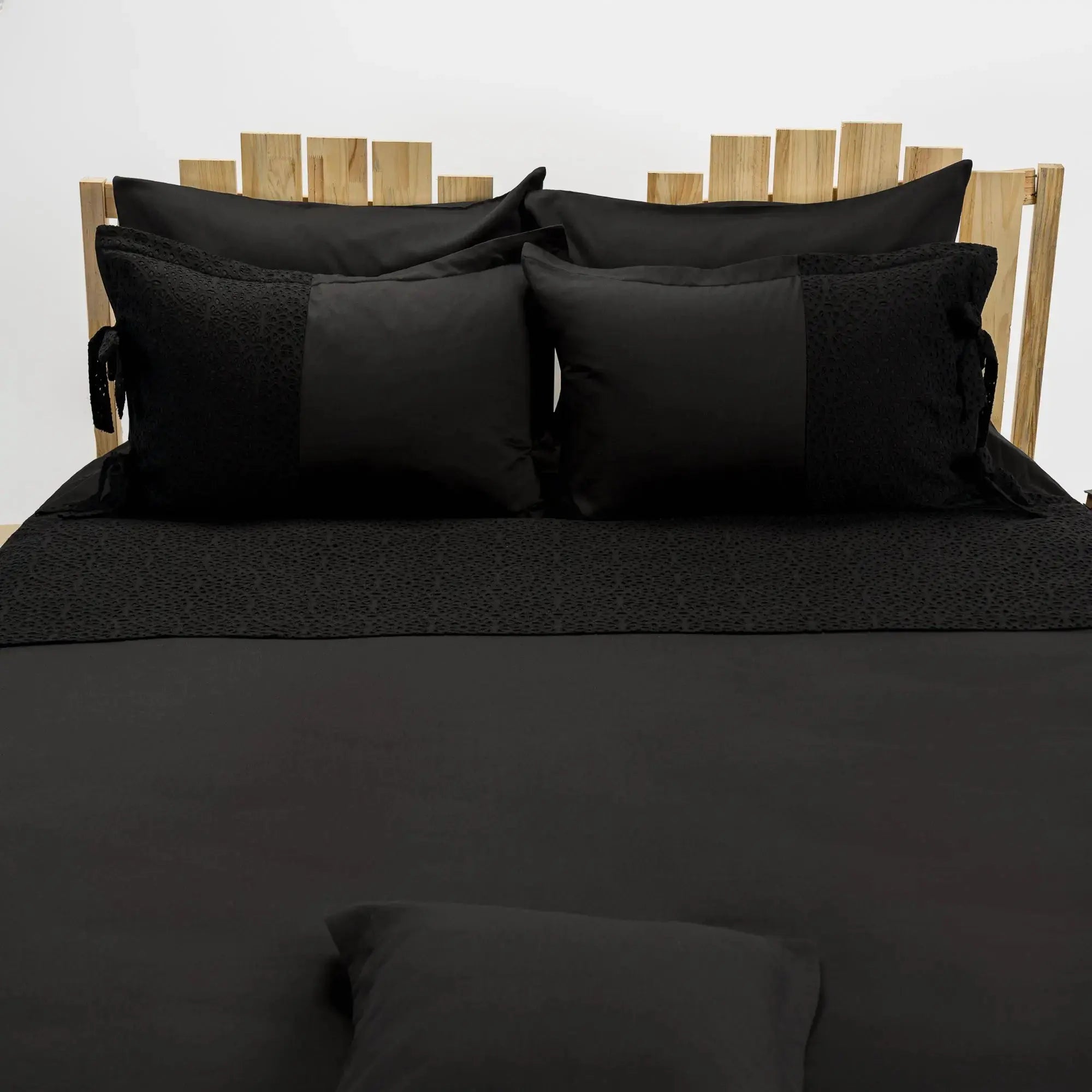 Lenjerie de pat 1 persoană Neagră din bumbac satinat dens și dantelă, personalizabilă – MALEFICENT CasaCrystal CasaCrystal