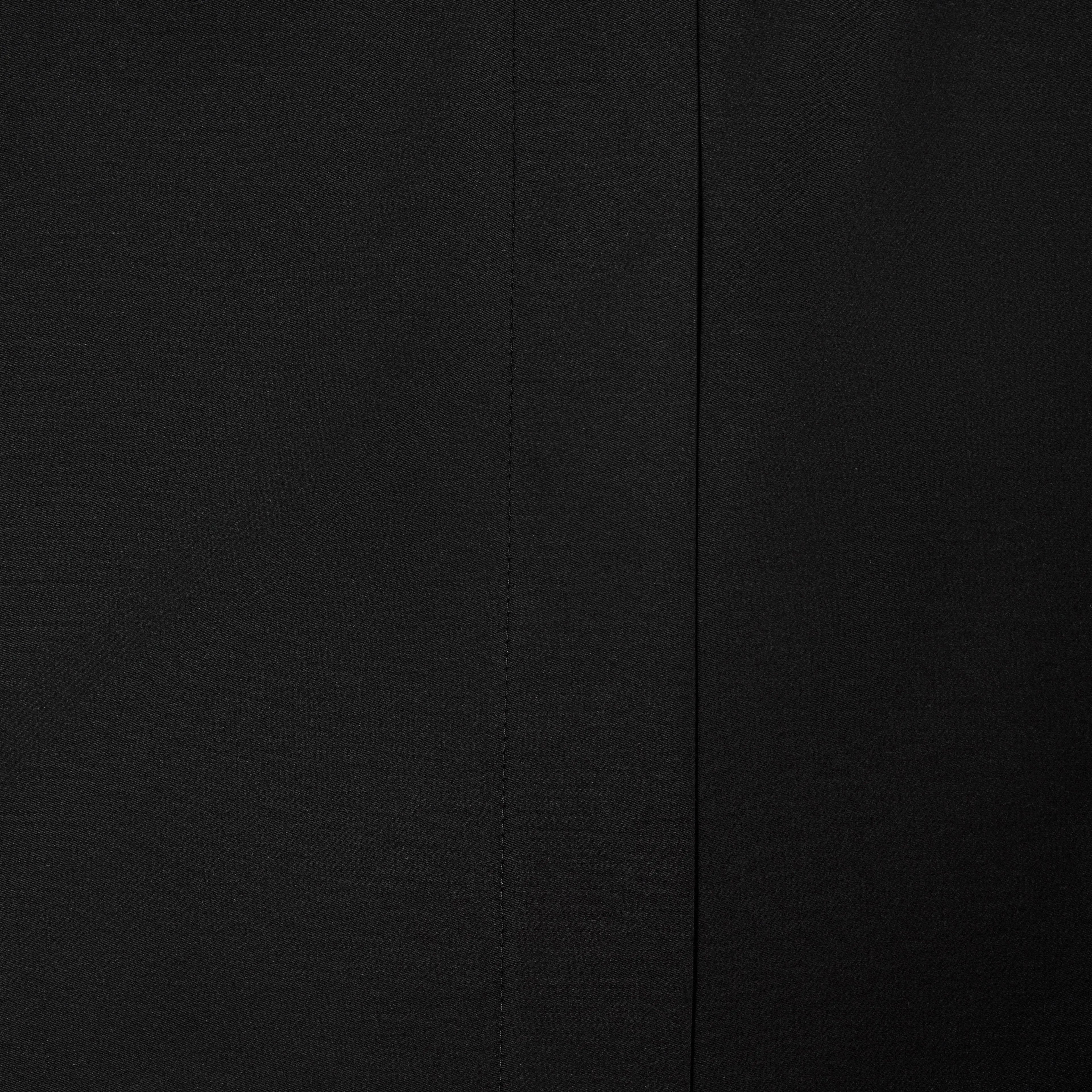 Lenjerie de pat Simple Black prezentată pe pat matrimonial, material bumbac natural