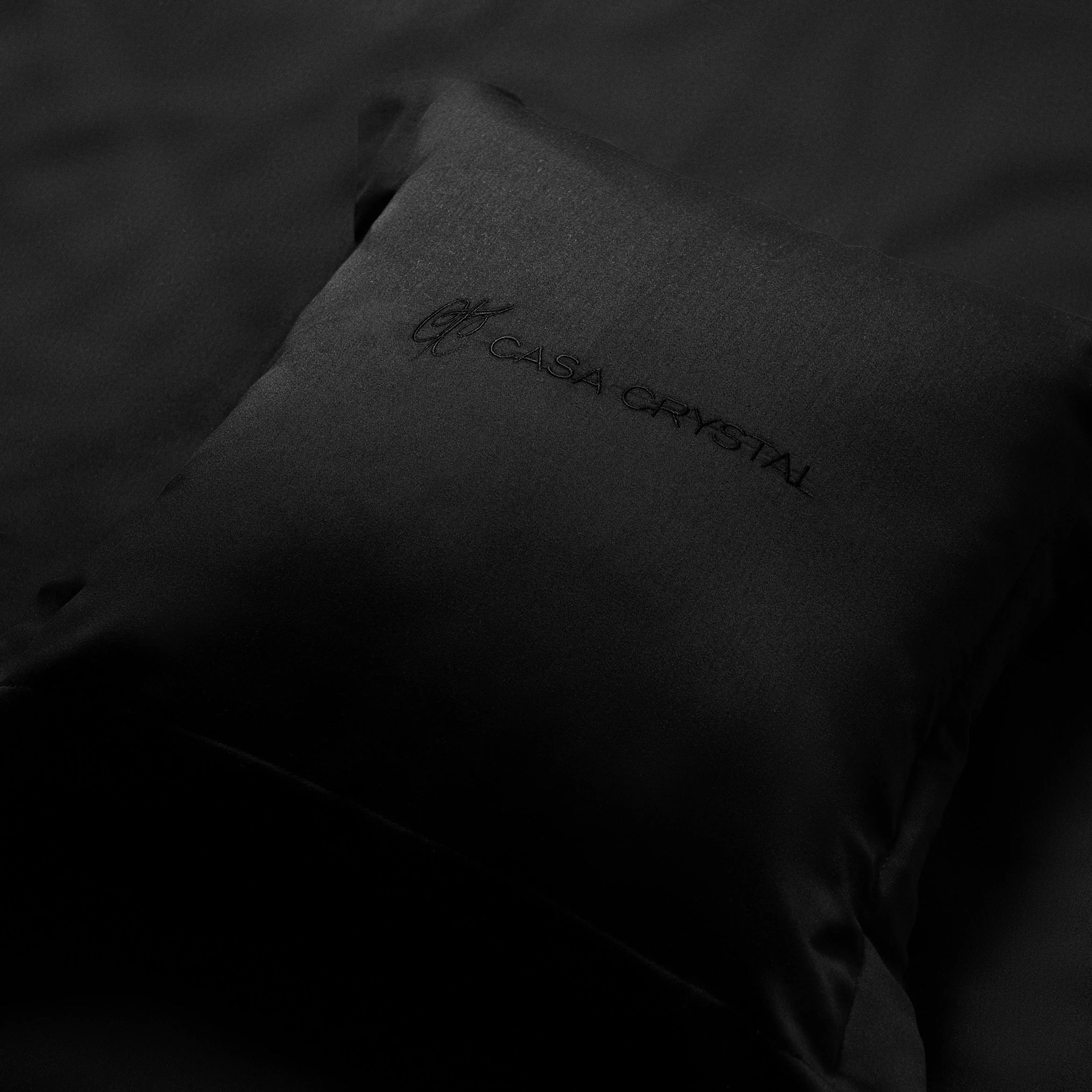 Lenjerie de pat 1 persoană Neagră din bumbac satinat dens simplă, personalizabilă – SIMPLE BLACK CasaCrystal CasaCrystal