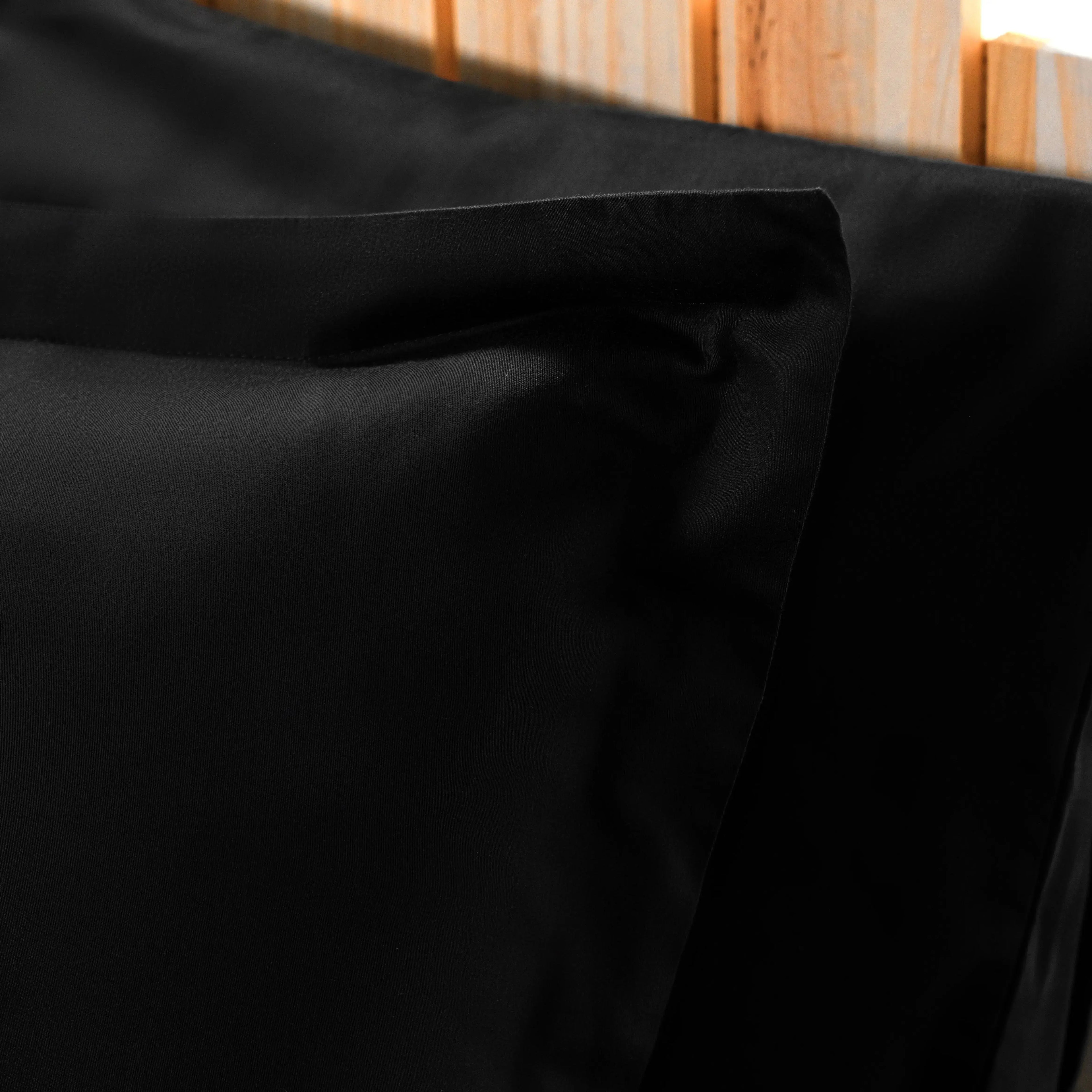 Lenjerie de pat 1 persoană Neagră din bumbac satinat dens simplă, personalizabilă – SIMPLE BLACK CasaCrystal CasaCrystal