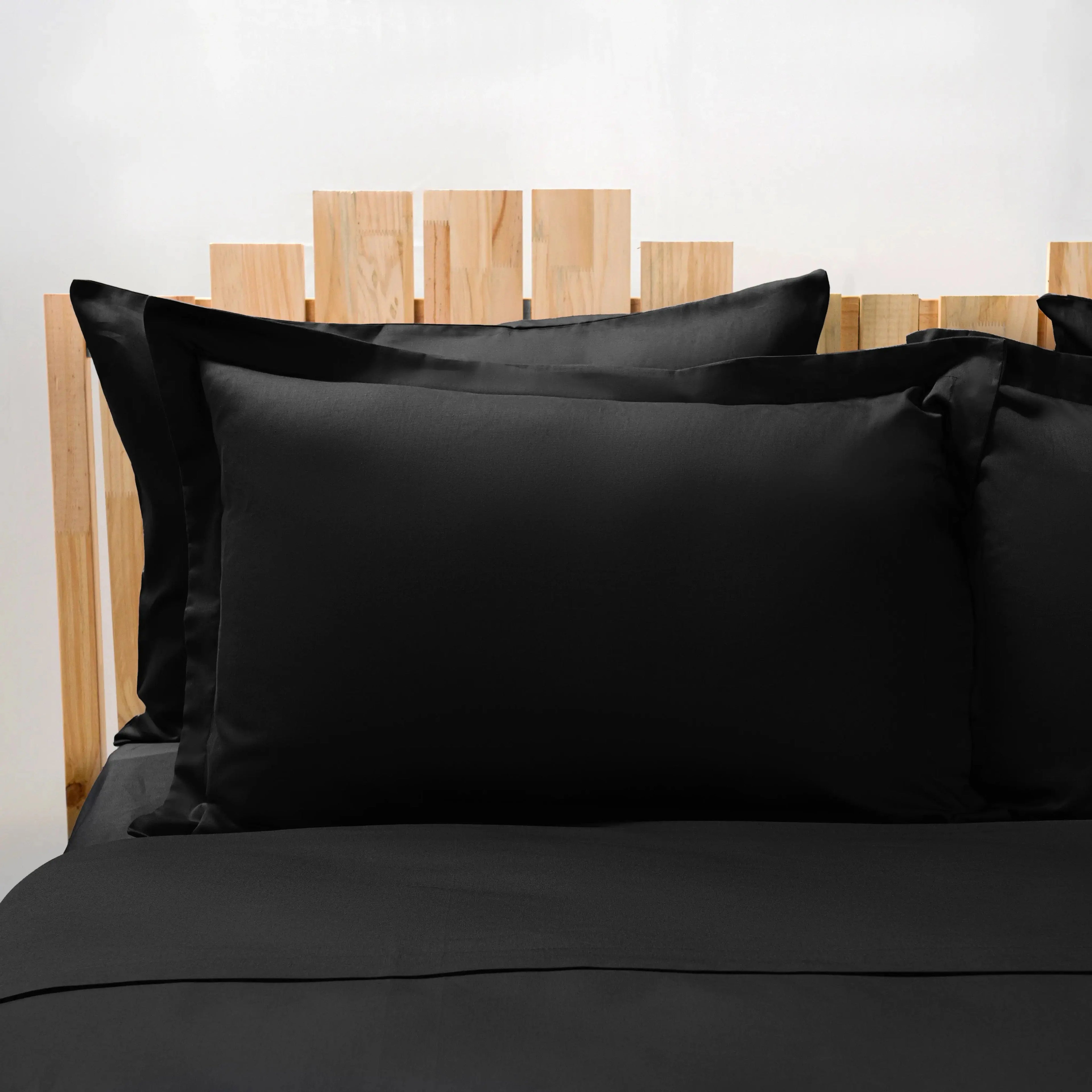 Lenjerie de pat 1 persoană Neagră din bumbac satinat dens simplă, personalizabilă – SIMPLE BLACK CasaCrystal CasaCrystal