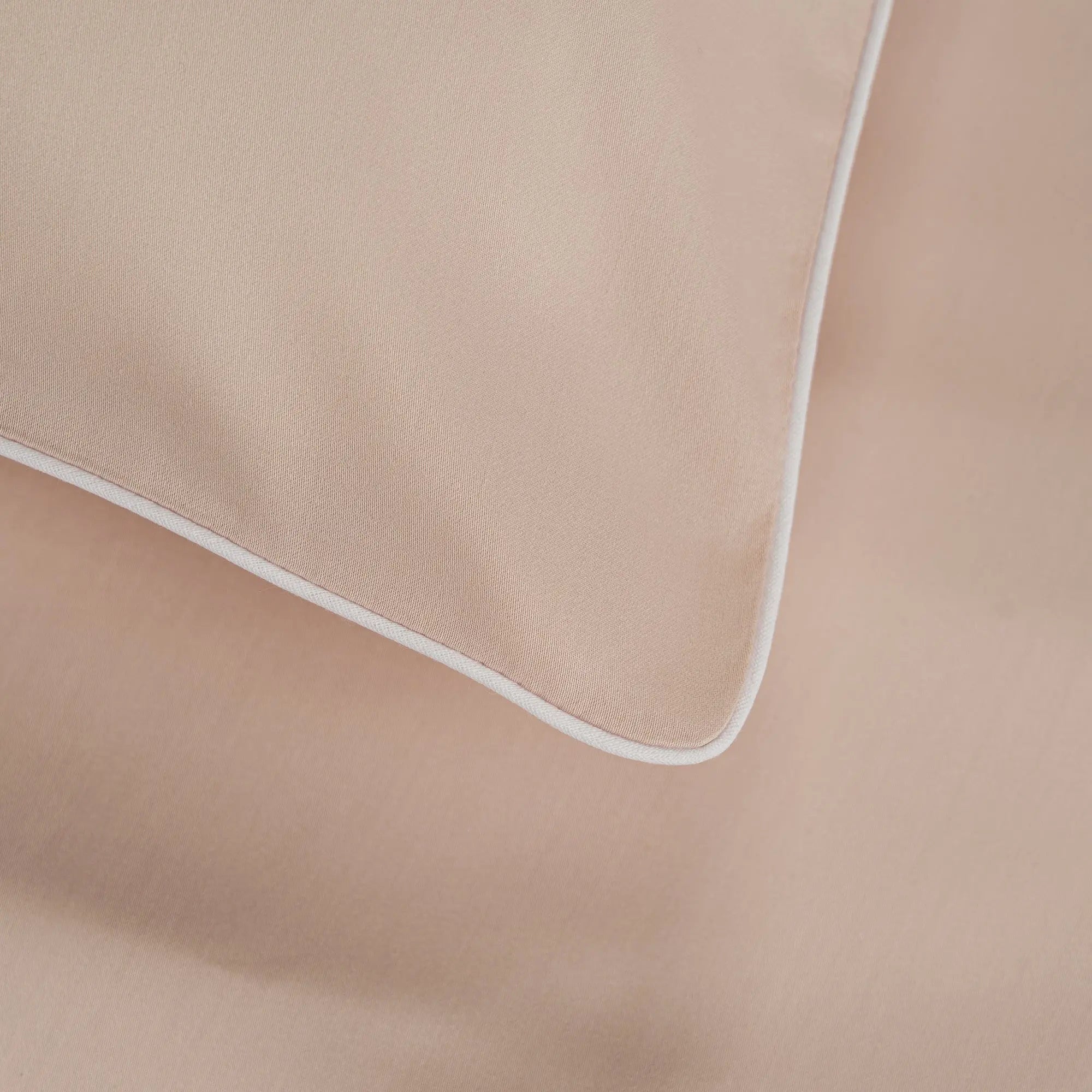 Lenjerie de pat 2 persoane Nude din bumbac satinat dens simplă, personalizabilă – ELEGANT NUDE CASA CRYSTAL CasaCrystal