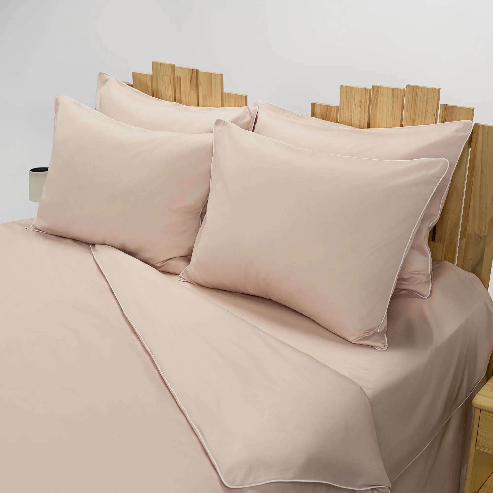 Lenjerie de pat 2 persoane Nude din bumbac satinat dens simplă, personalizabilă – ELEGANT NUDE CASA CRYSTAL CasaCrystal