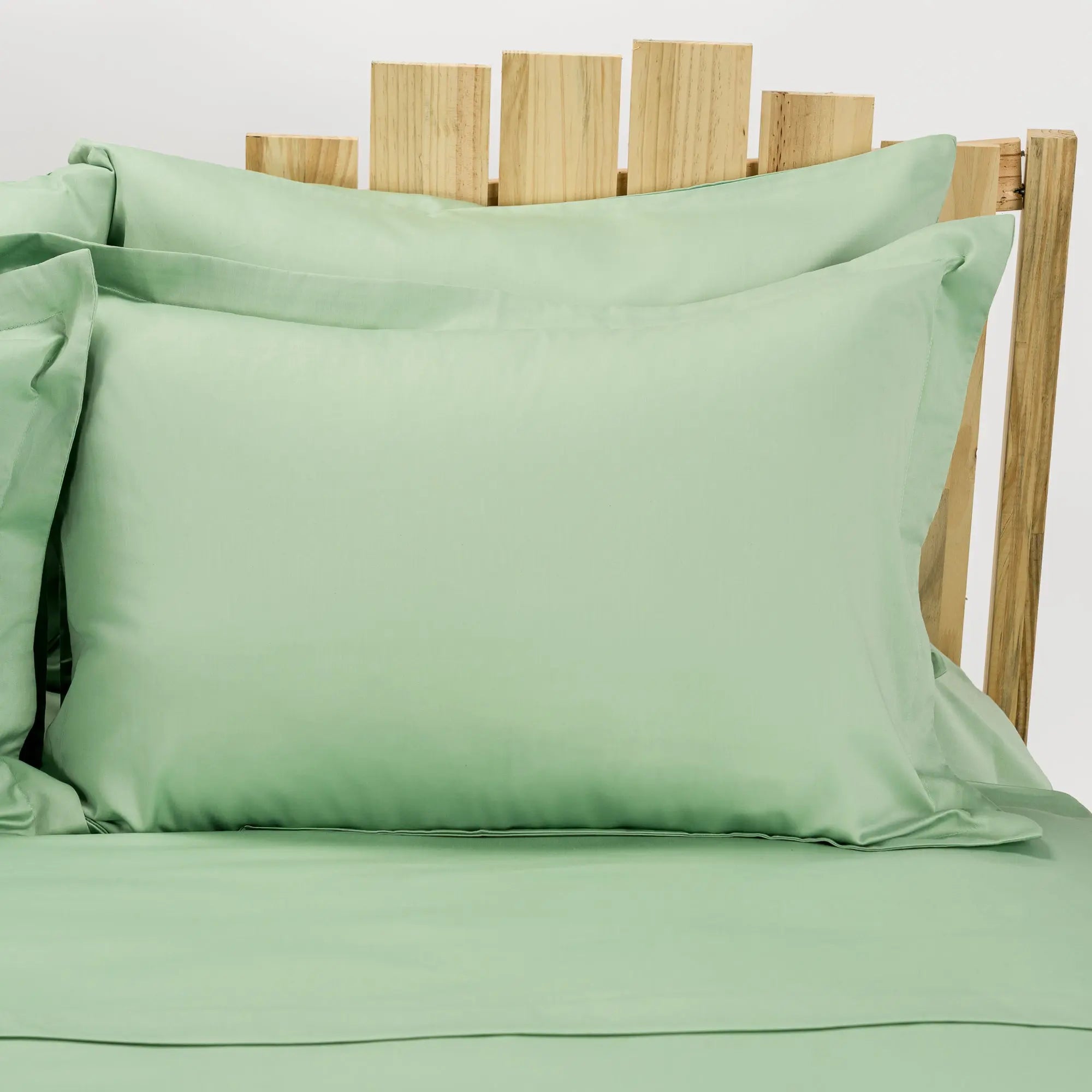 Lenjerie de pat 2 persoane Verde din bumbac satinat dens simplă, personalizabilă – SIMPLE MINT CASA CRYSTAL CasaCrystal