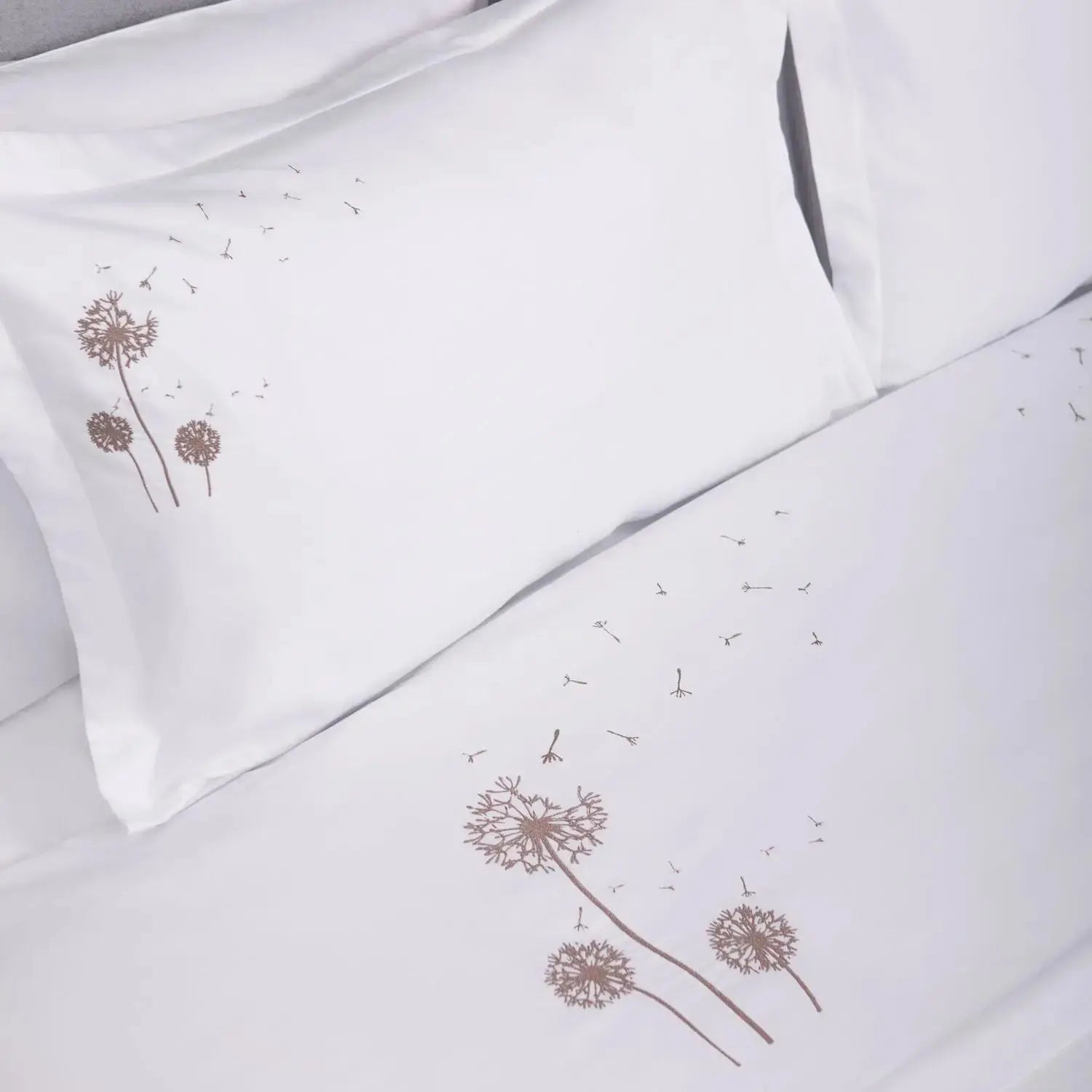 Lenjerie de pat 1 persoană Albă din bumbac satinat dens brodată cu motive florale, personalizabilă – DANDELIONS