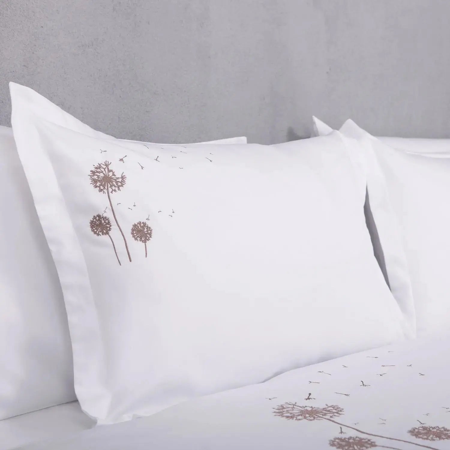 Lenjerie de pat 1 persoană Albă din bumbac satinat dens brodată cu motive florale, personalizabilă – DANDELIONS