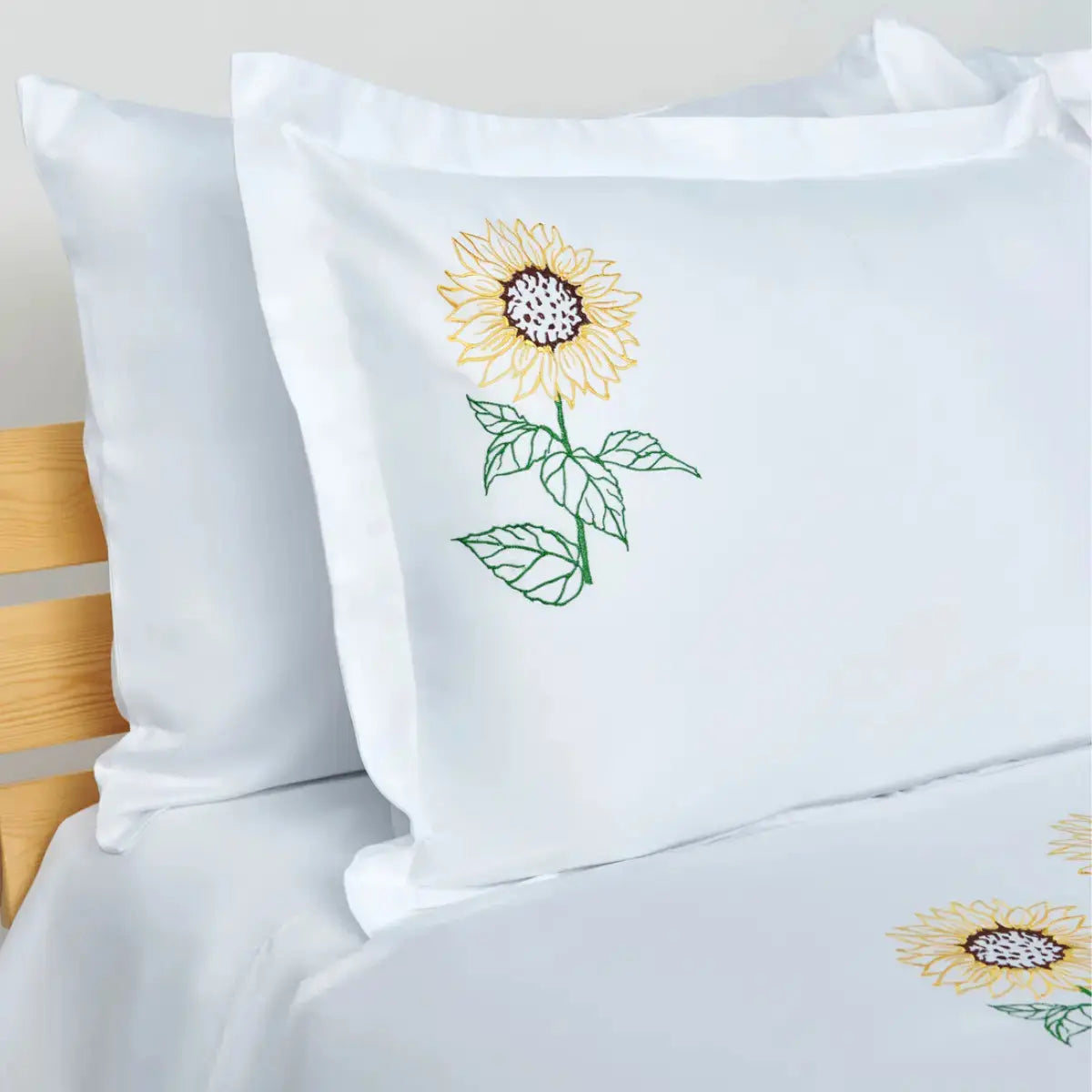 Lenjerie de pat 1 persoană Albă din bumbac satinat brodată cu motive florale de floarea-soarelui, personalizabilă – SUN FLOWER