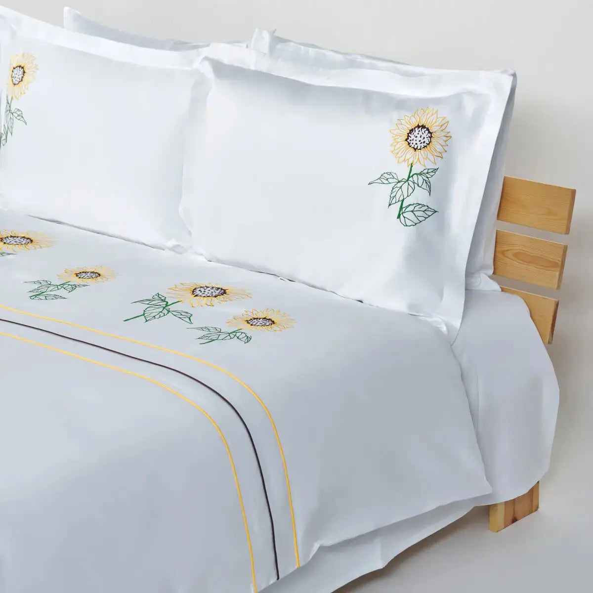 Lenjerie de pat 1 persoană Albă din bumbac satinat brodată cu motive florale de floarea-soarelui, personalizabilă – SUN FLOWER