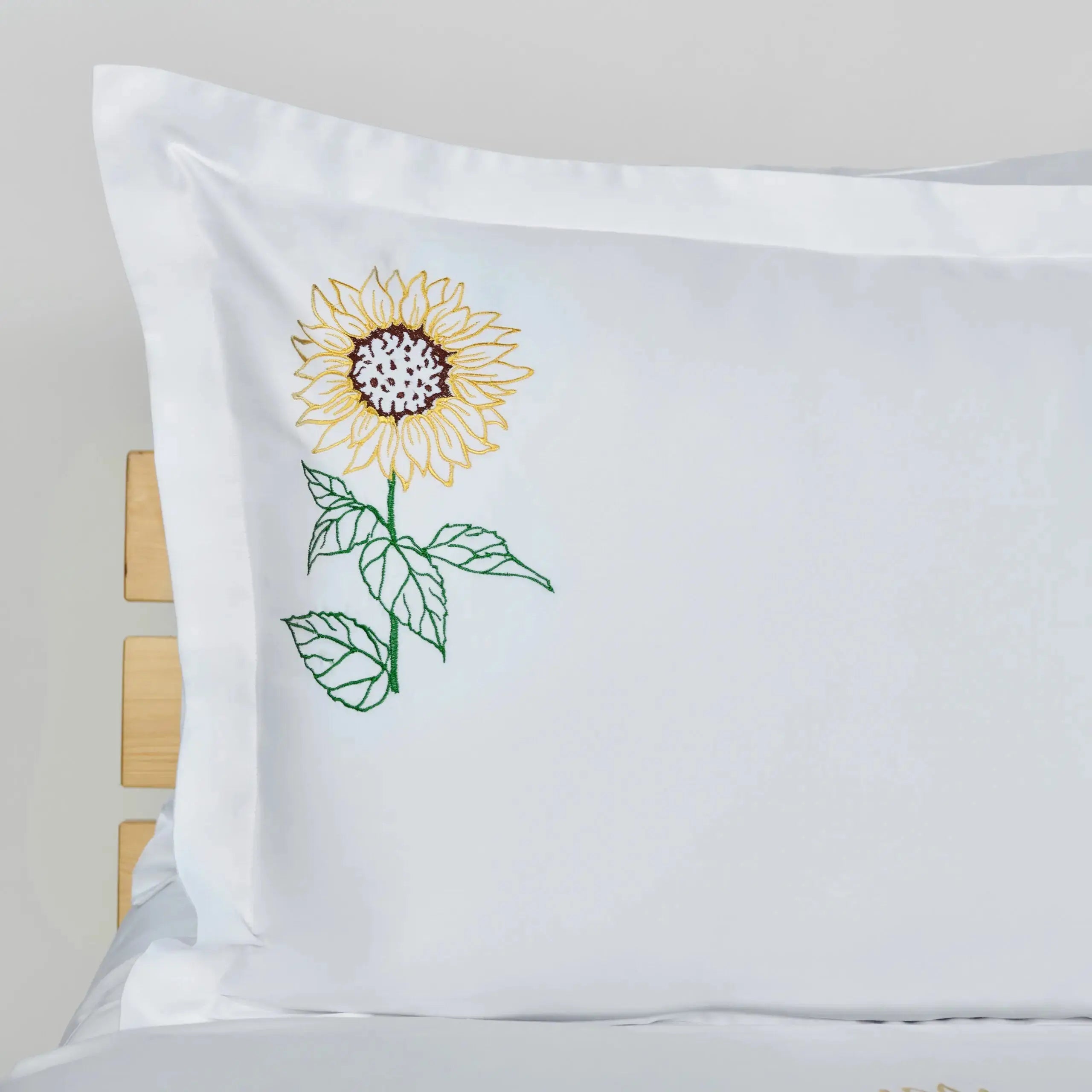 Lenjerie de pat 1 persoană Albă din bumbac satinat brodată cu motive florale de floarea-soarelui, personalizabilă – SUN FLOWER