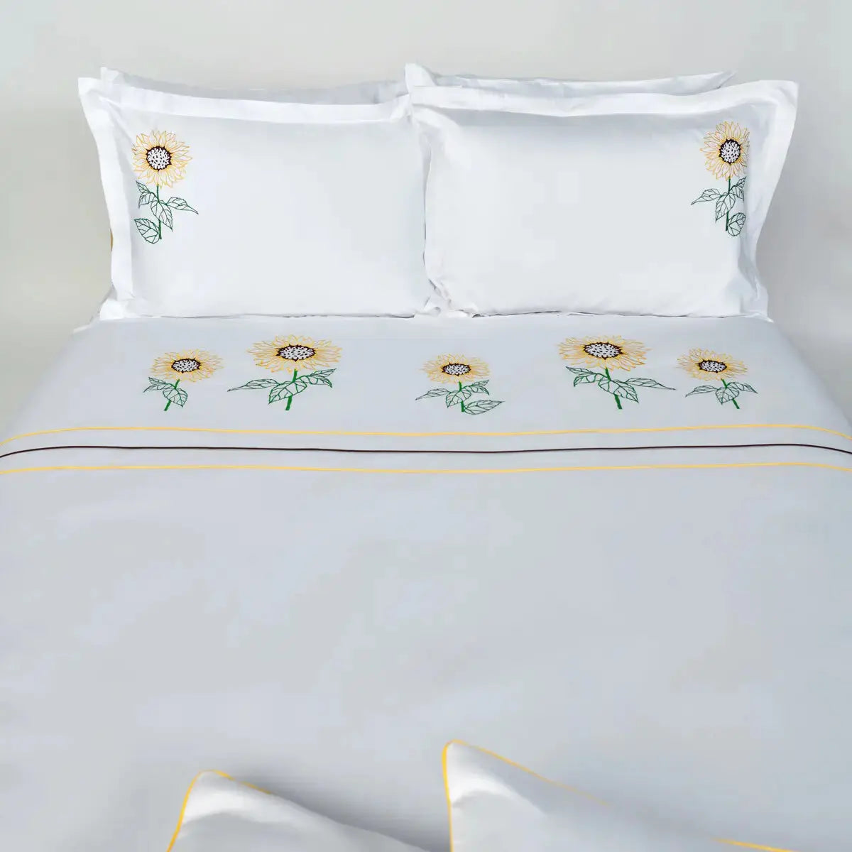 Lenjerie de pat 1 persoană Albă din bumbac satinat brodată cu motive florale de floarea-soarelui, personalizabilă – SUN FLOWER