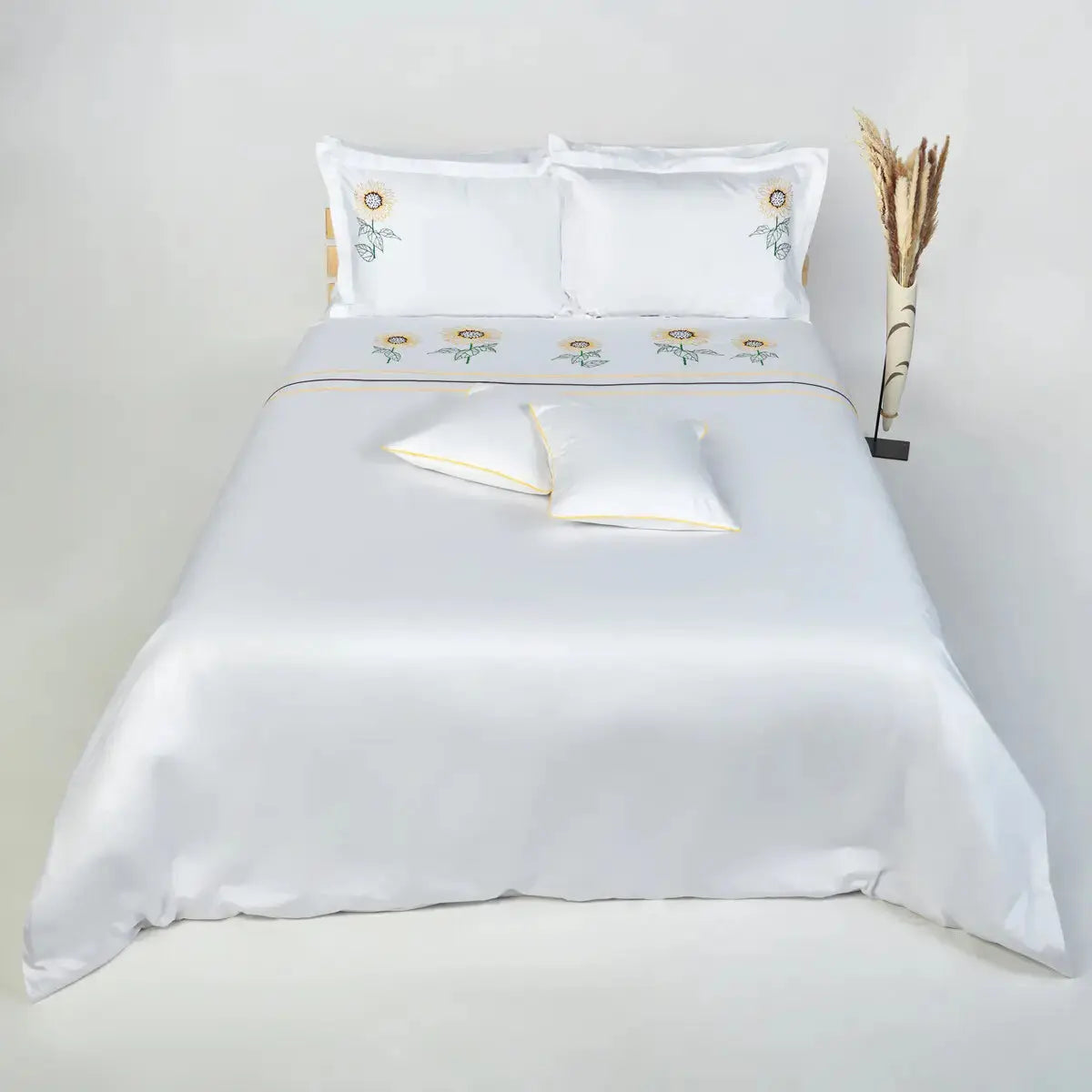 Lenjerie de pat 1 persoană Albă din bumbac satinat brodată cu motive florale de floarea-soarelui, personalizabilă – SUN FLOWER