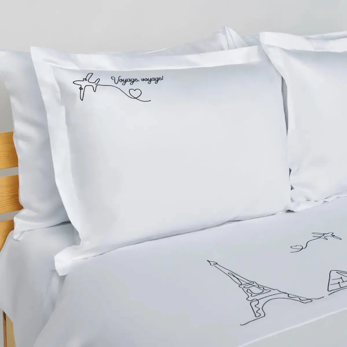 Lenjerie de pat 1 persoană Albă din bumbac satinat dens brodată cu motive de călătorie (aeroplan și Turnul Eiffel), personalizabilă – VOYAGE