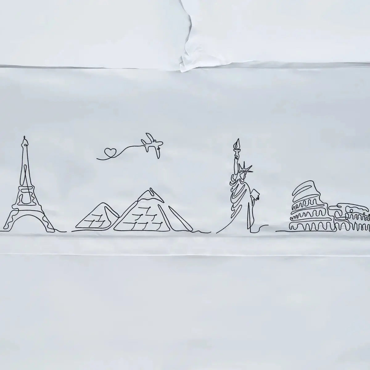 Lenjerie de pat 1 persoană Albă din bumbac satinat dens brodată cu motive de călătorie (aeroplan și Turnul Eiffel), personalizabilă – VOYAGE