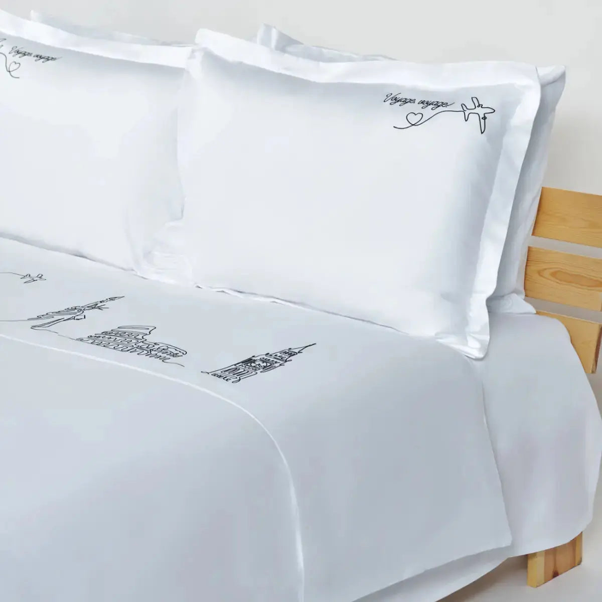Lenjerie de pat 1 persoană Albă din bumbac satinat dens brodată cu motive de călătorie (aeroplan și Turnul Eiffel), personalizabilă – VOYAGE