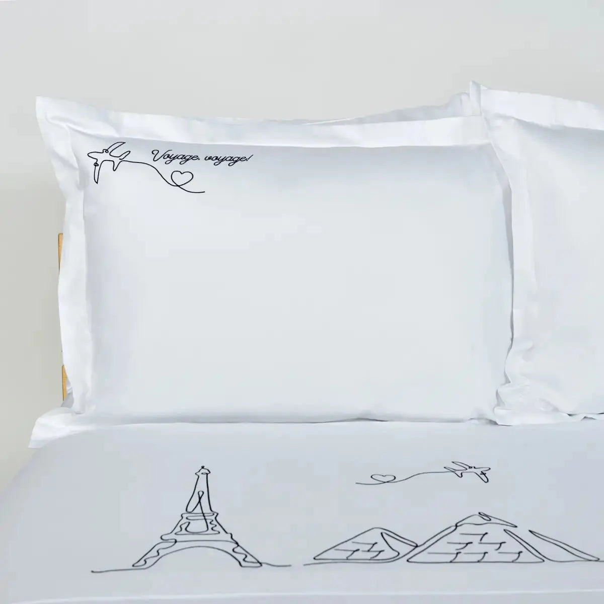 Lenjerie de pat 1 persoană Albă din bumbac satinat dens brodată cu motive de călătorie (aeroplan și Turnul Eiffel), personalizabilă – VOYAGE