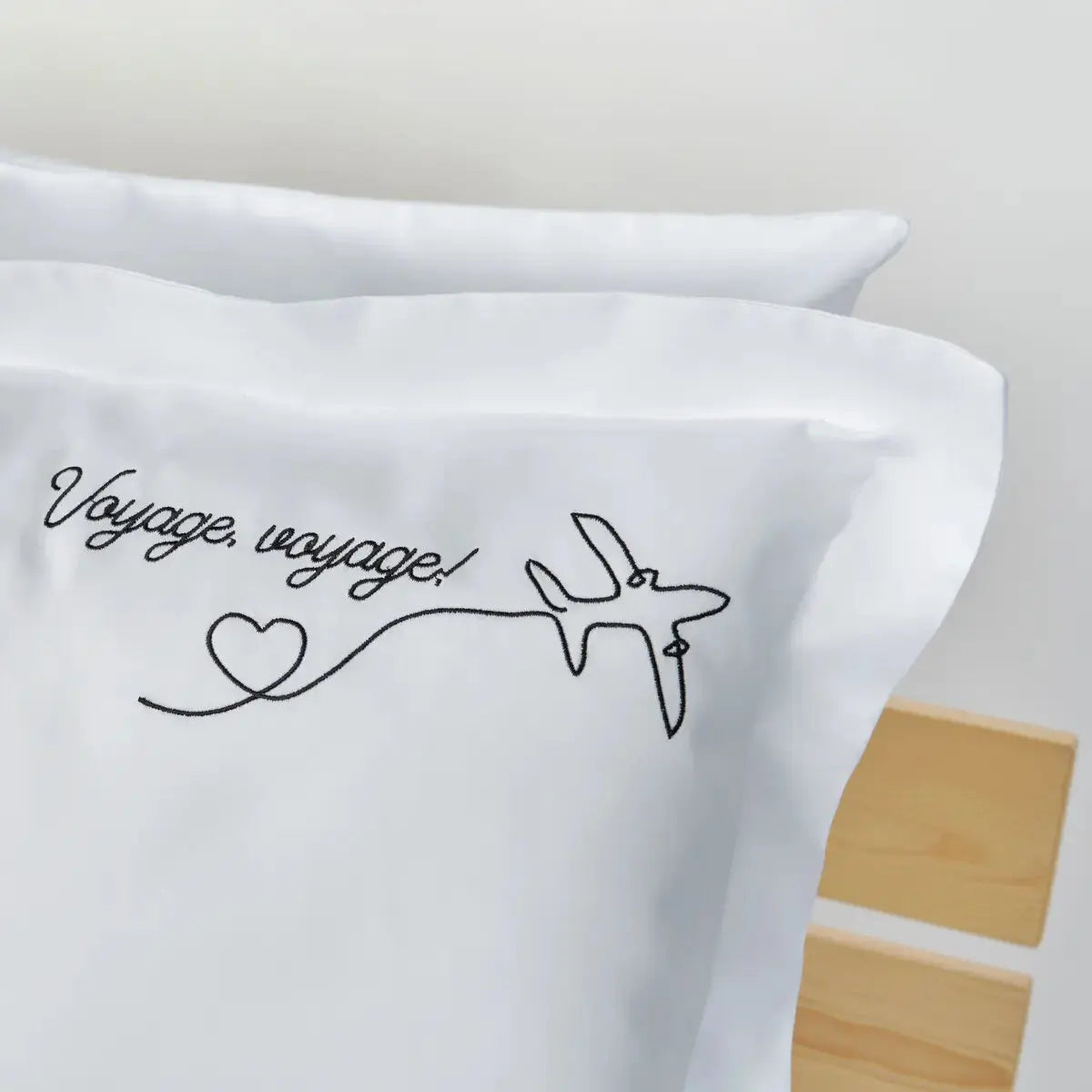 Lenjerie de pat 1 persoană Albă din bumbac satinat dens brodată cu motive de călătorie (aeroplan și Turnul Eiffel), personalizabilă – VOYAGE