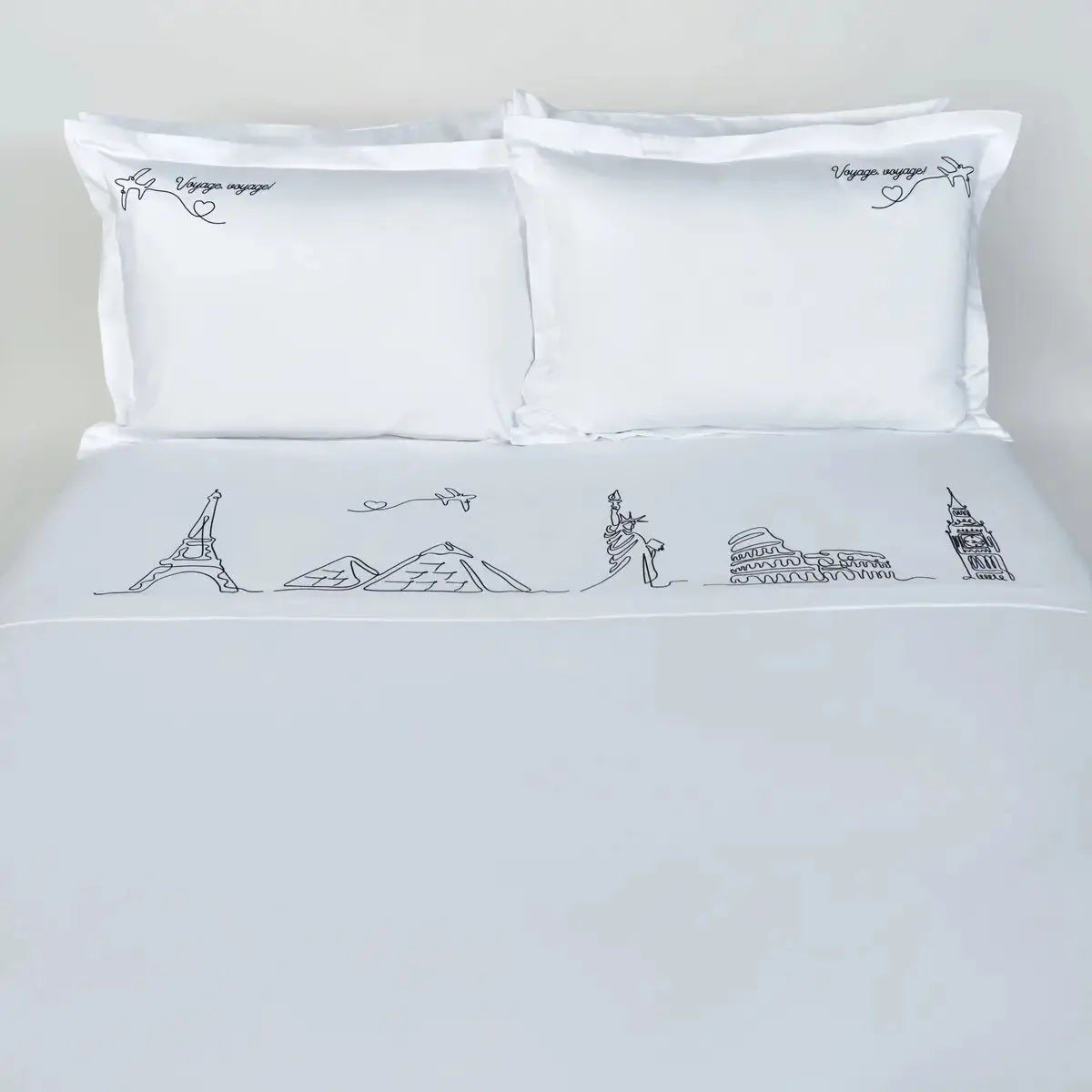 Lenjerie de pat 1 persoană Albă din bumbac satinat dens brodată cu motive de călătorie (aeroplan și Turnul Eiffel), personalizabilă – VOYAGE